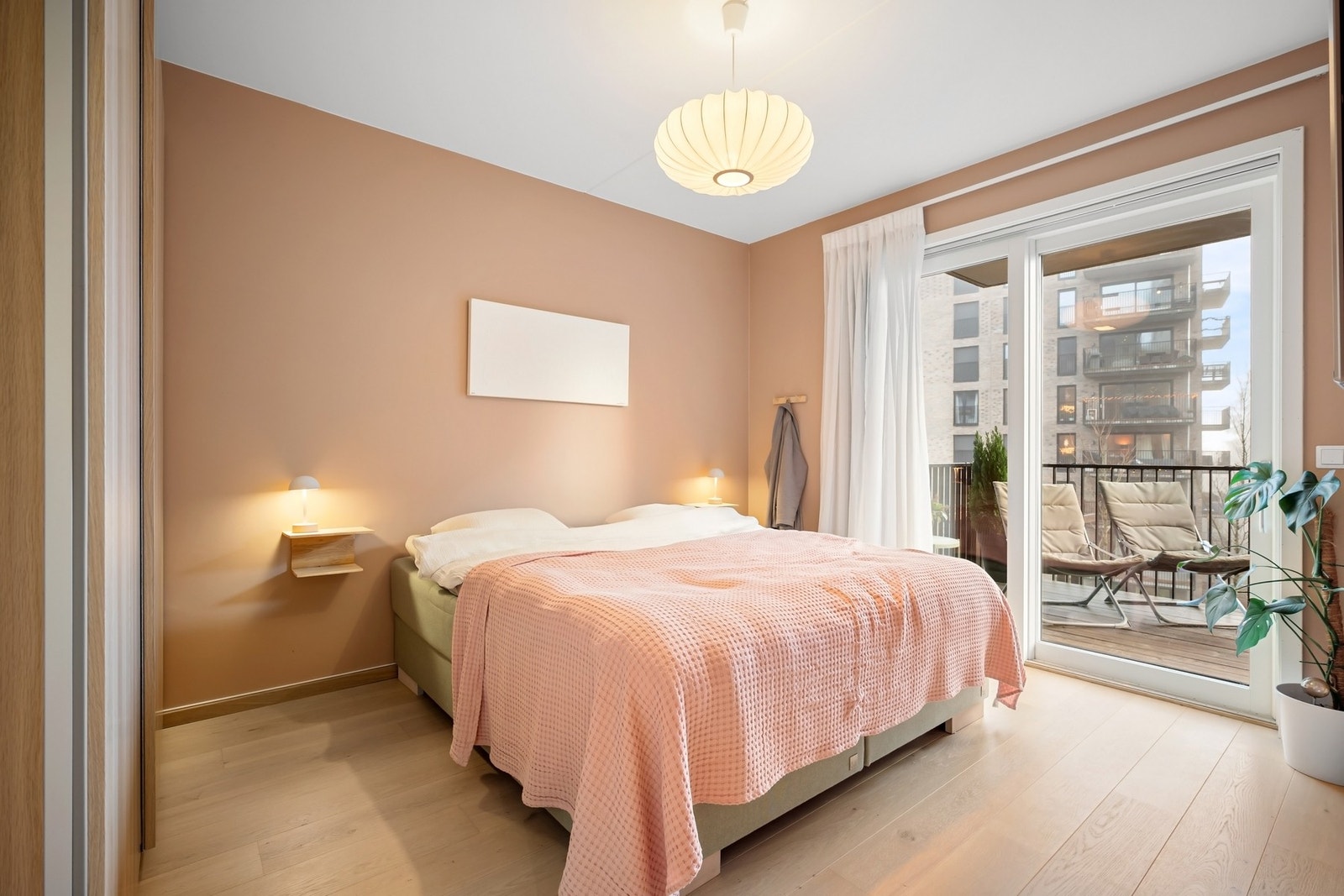 Leiligheten har tre gode soverom. Hovedsoverommet er lyst og har god plass til dobbeltseng med tilhørende nattbord. Galleribilde