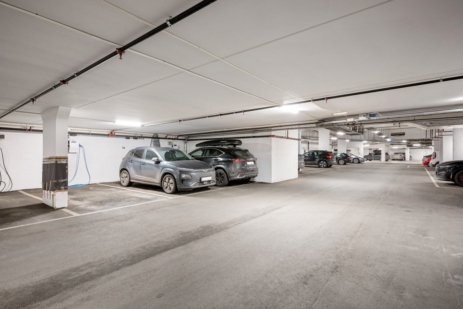 Leiligheten har vedtektsfestet bruksrett til garasjeplass nr. 75 i felles lukket anlegg. Lader for el-bil er montert. Galleribilde