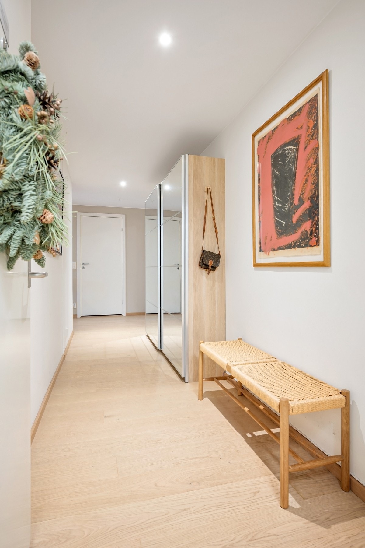 Det er montert skyvedørsgarderobe til sko og yttertøy. Galleribilde