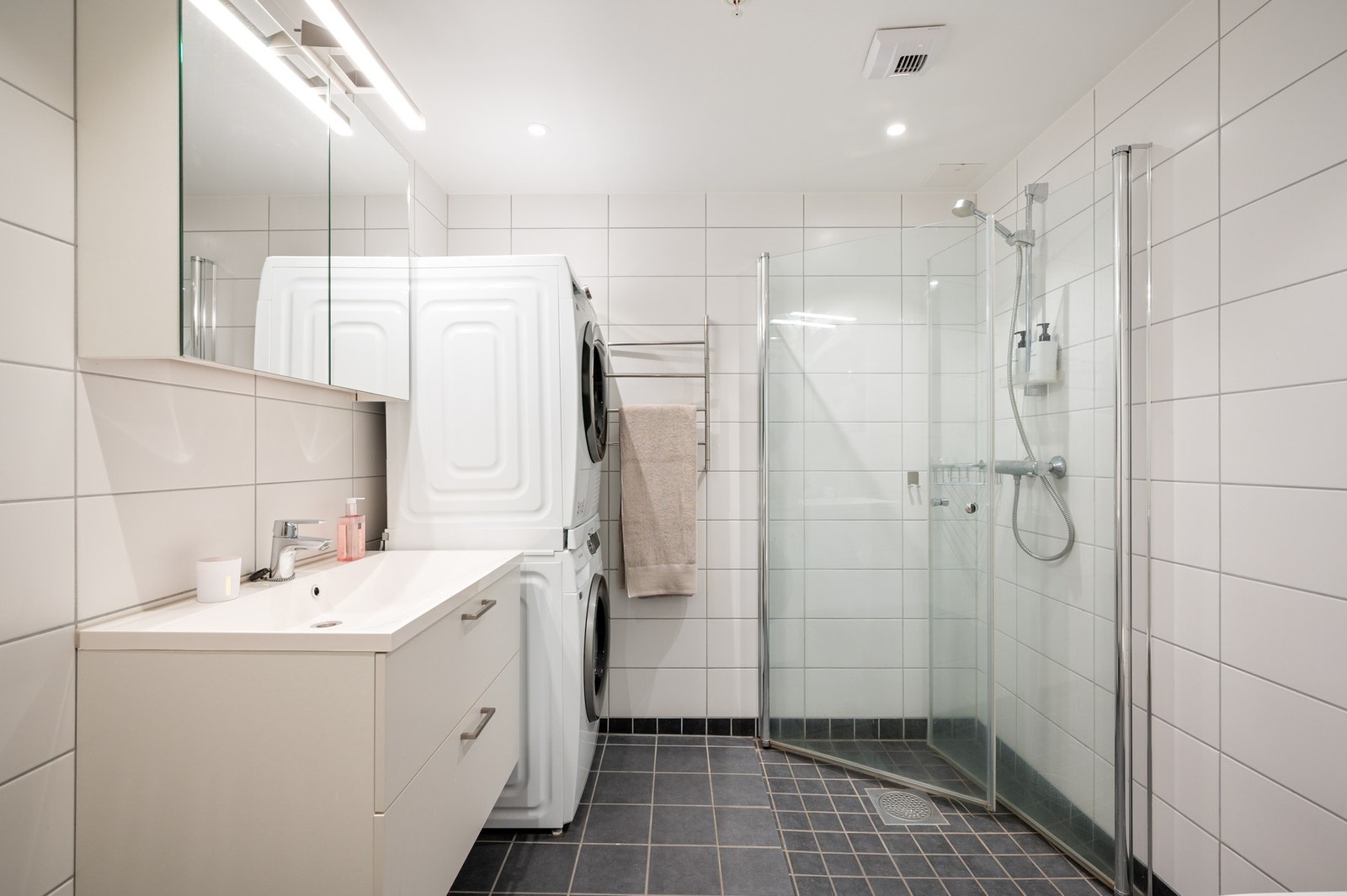 Badet fra byggeår har flislagte vegger og gulv med varmekabler. Det er downlights og balansert ventilasjon i rommet. Galleribilde