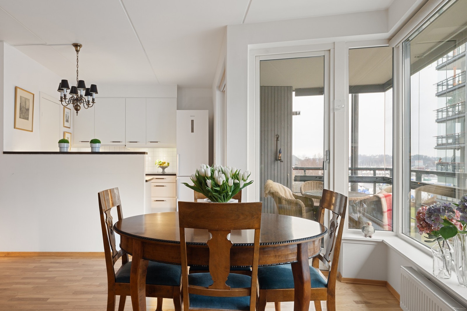 Store vindusflater i tilknytning til kjøkkenet slipper inn rikelig med dagslys og bidrar til en lys og innbydende atmosfære i hele oppholdsrommet. Galleribilde