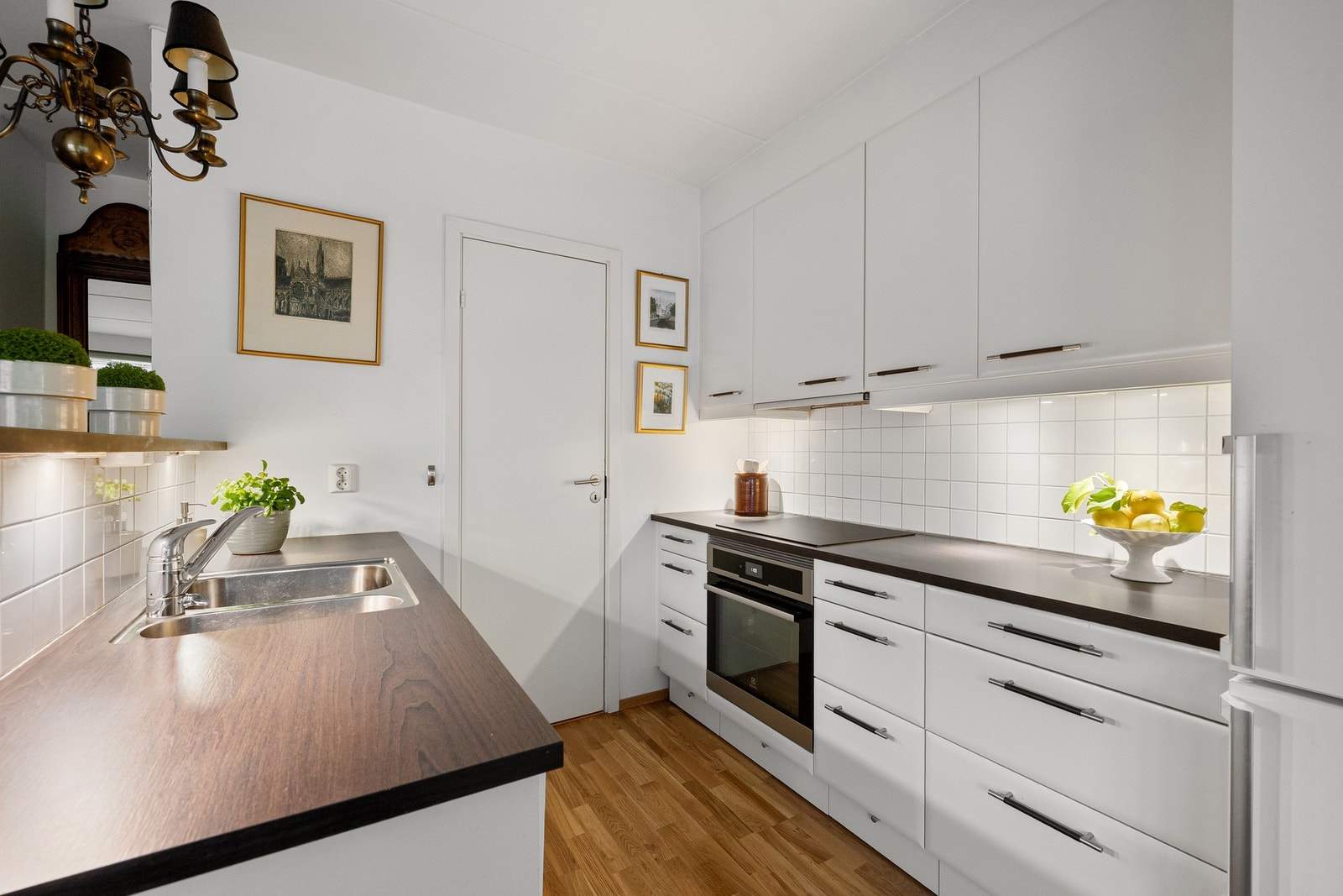 Innredningen er fra Sigdal og fremstår i en tidløs utførelse med glatte, folierte fronter som gir et rent og moderne uttrykk. Galleribilde