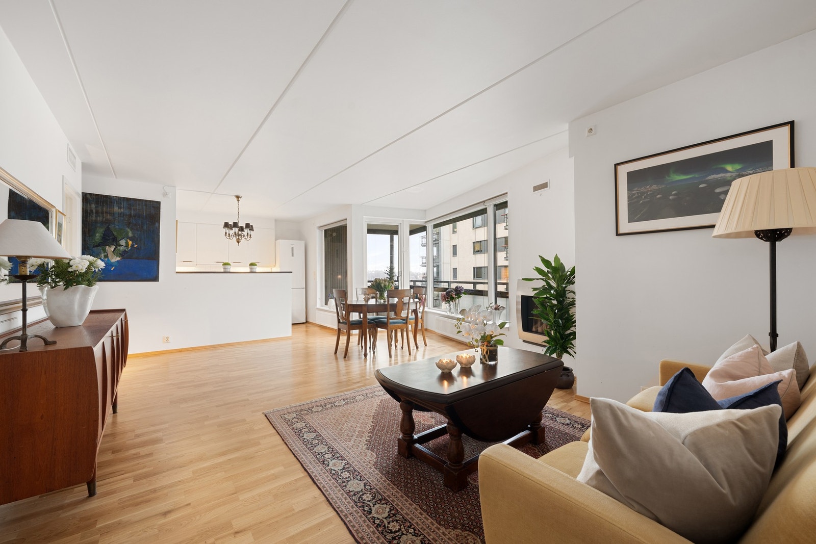 Her får du en lys og romslig 3- roms leilighet bydende på en rekke gode kvaliteter midt på attraktive Skøyen/Sjølyst. Galleribilde