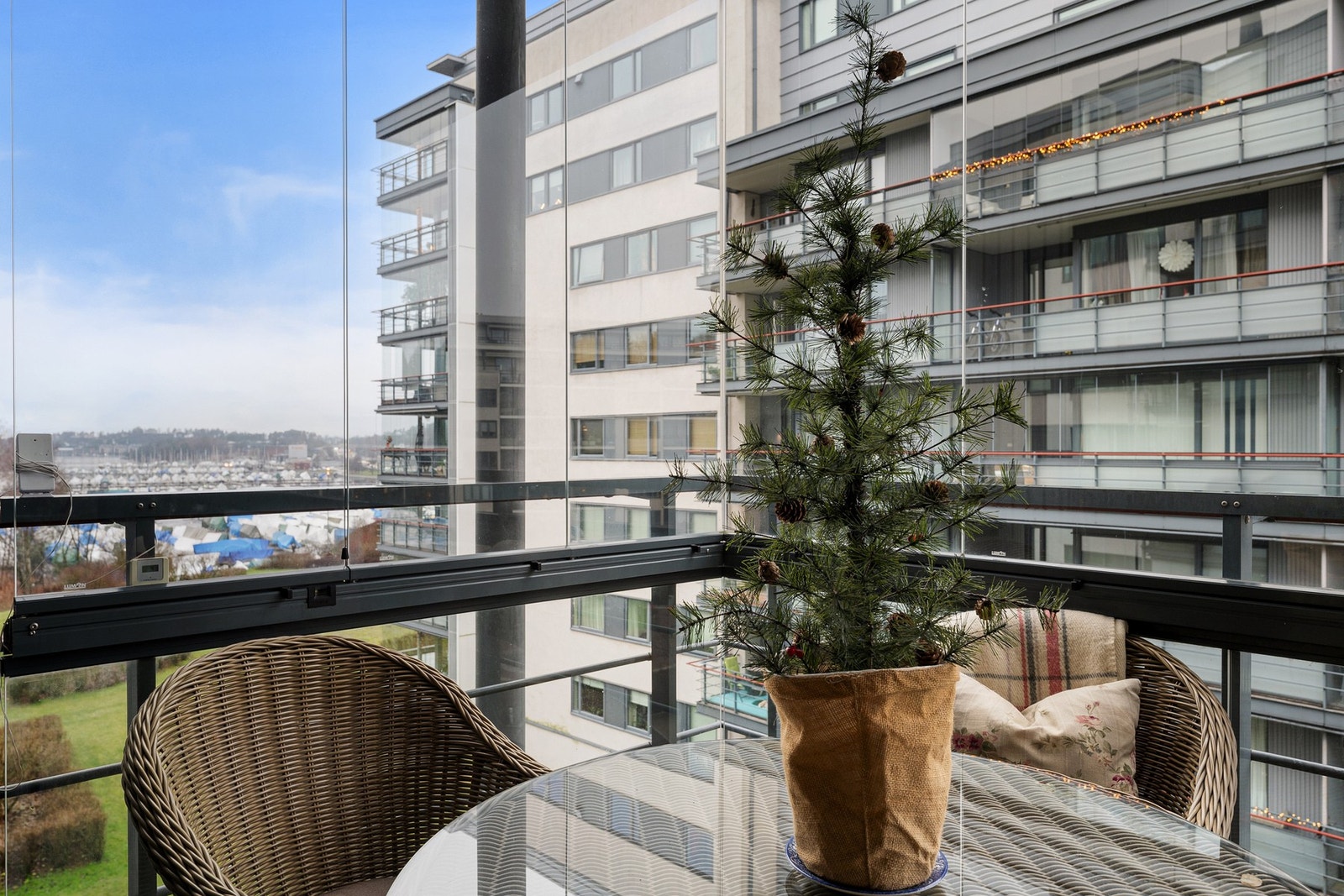 Balkongen har sol midtsommers fra ca. kl. 13:00 til 17:30 Galleribilde