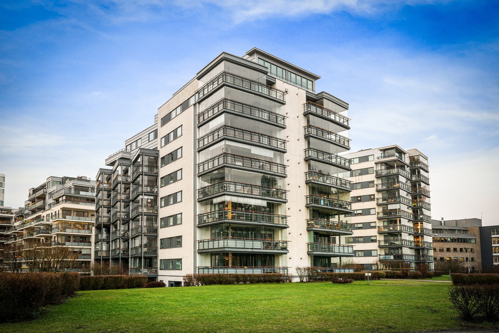Bygget er fra 2005 og krever lite vedlikehold. Skøyen/Sjølyst er et moderne boligområde i moderne utførsel med mye vekt på funksjonalitet og trivsel. Galleribilde