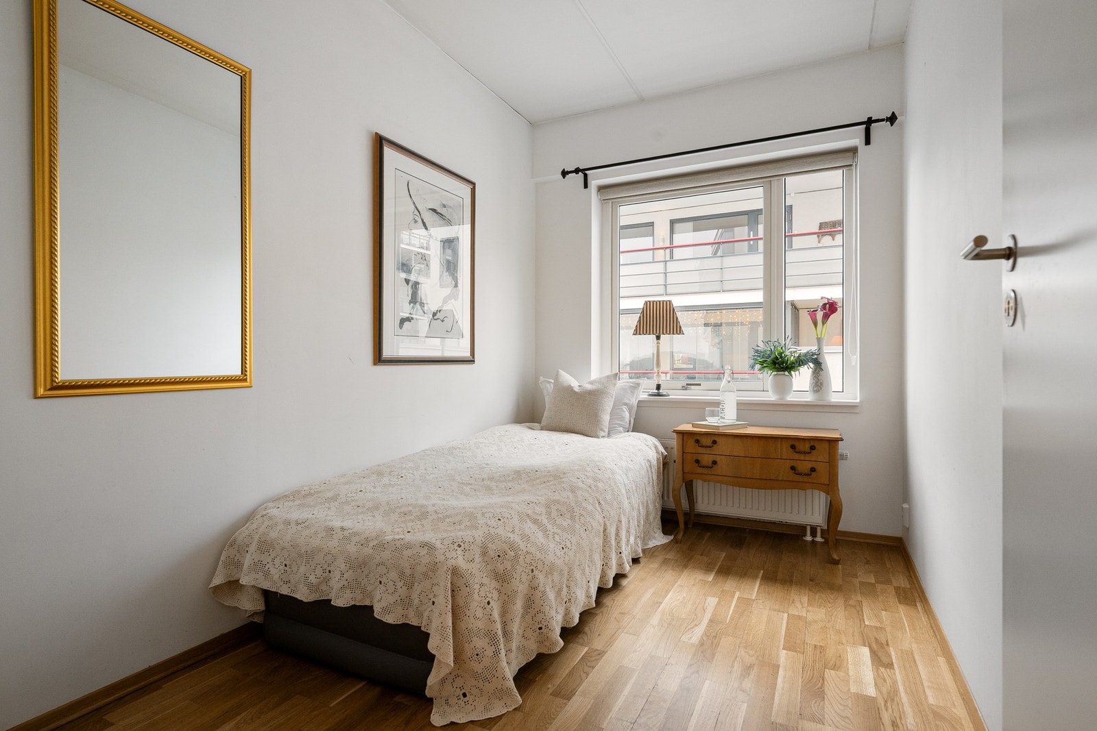 Soverom 2 er et praktisk og fleksibelt rom, perfekt som barnerom, gjesterom eller hjemmekontor. Galleribilde