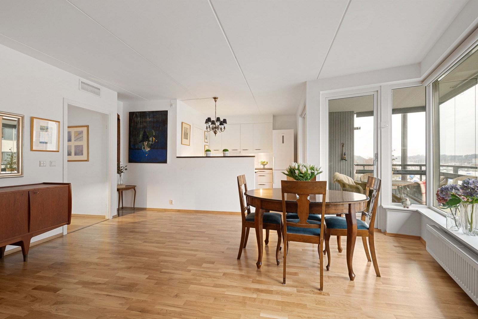 Kjøkkenet har en åpen og sosial løsning mot stuen, som gir en naturlig flyt mellom matlaging og oppholdssone. Galleribilde