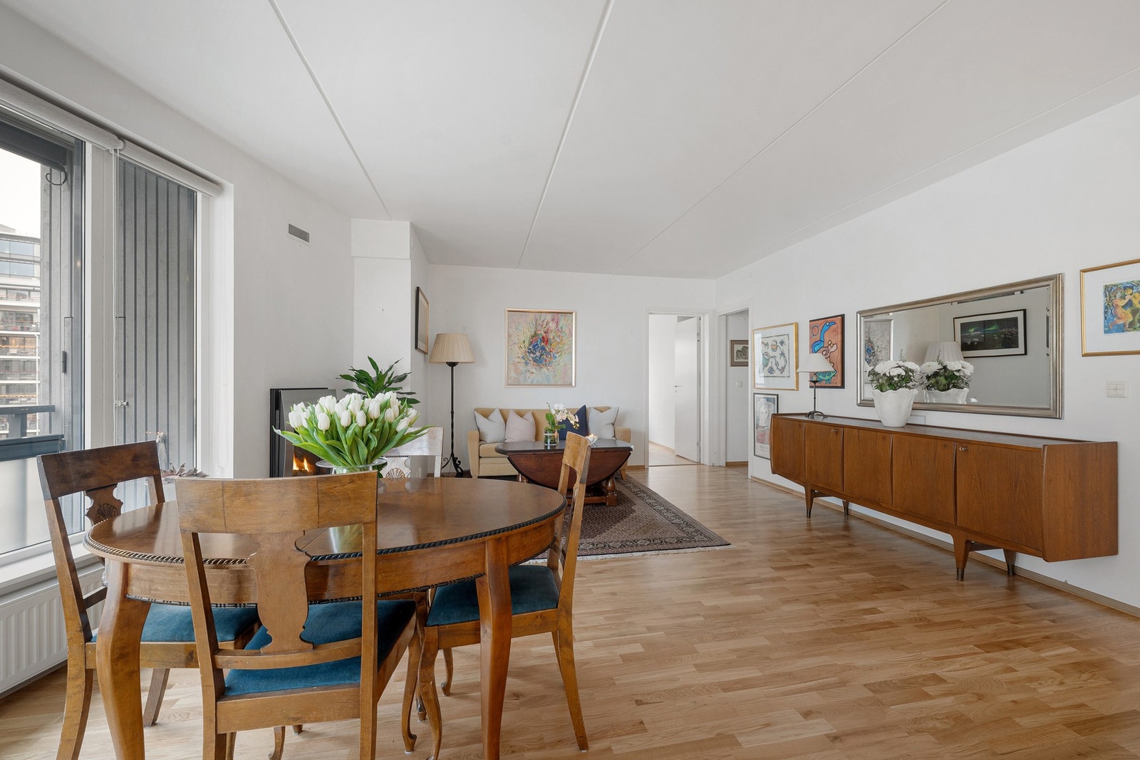 Helhetsinntrykket er et innbydende og funksjonelt oppholdsrom, godt tilrettelagt for både hverdag og sosiale sammenkomster. Galleribilde