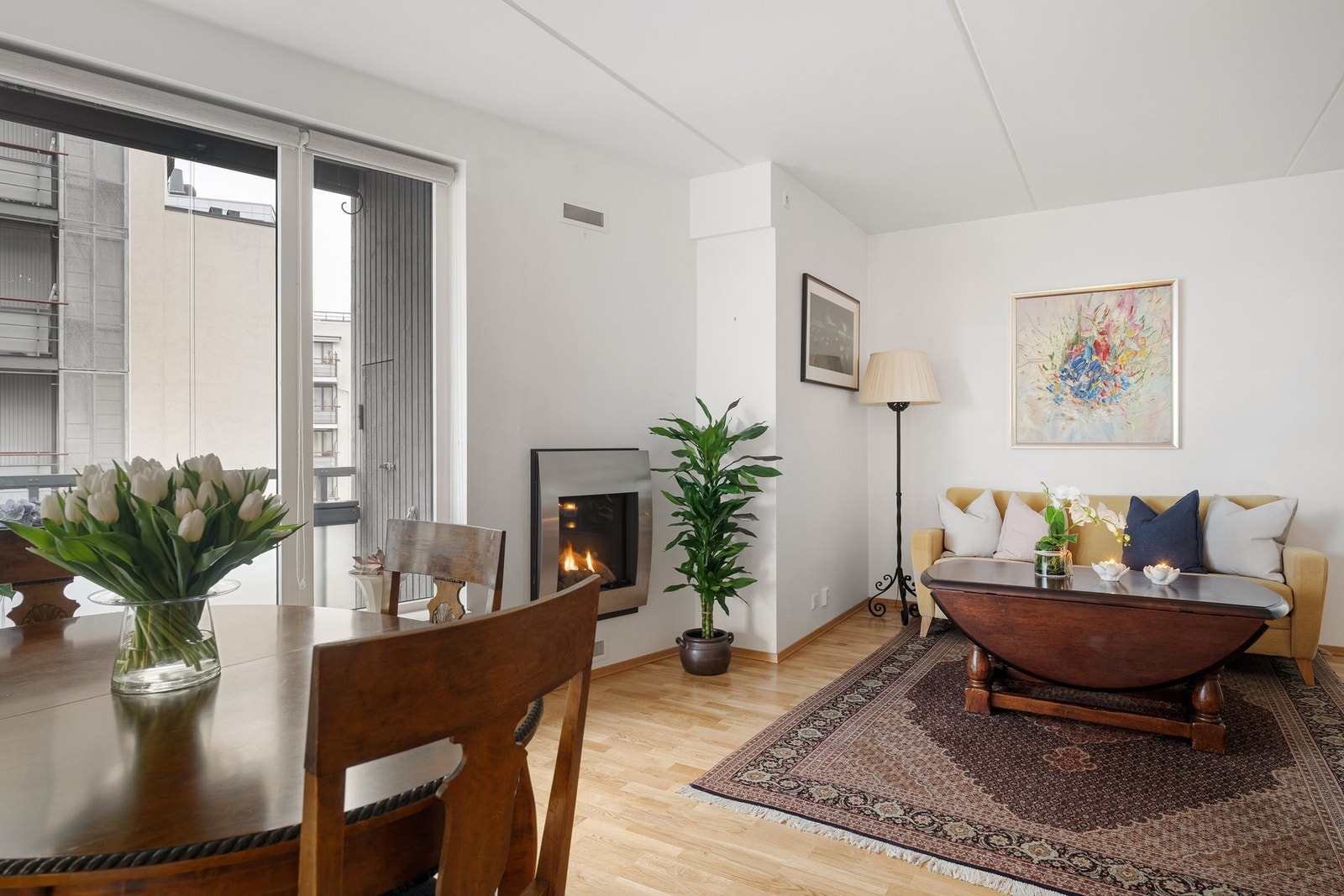 Stuen har gasspeis som gir både lun varme og en hyggelig atmosfære i rommet. Galleribilde