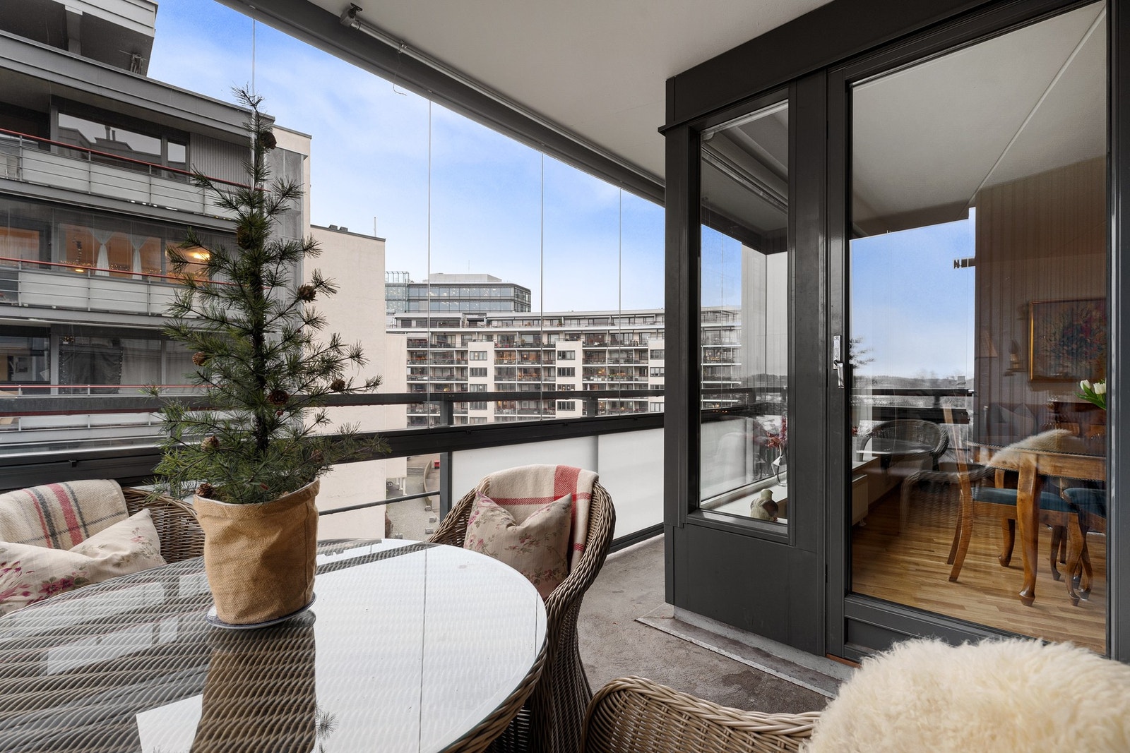 Balkongen oppleves som en verdifull forlengelse av boligens oppholdsrom. Galleribilde