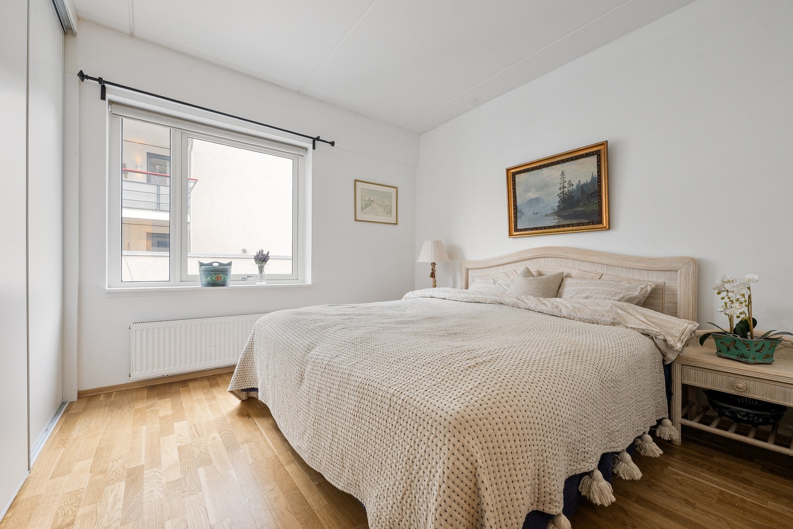 Hovedsoverommet er romslig og har god plass til dobbeltseng og øvrig møblement. Galleribilde