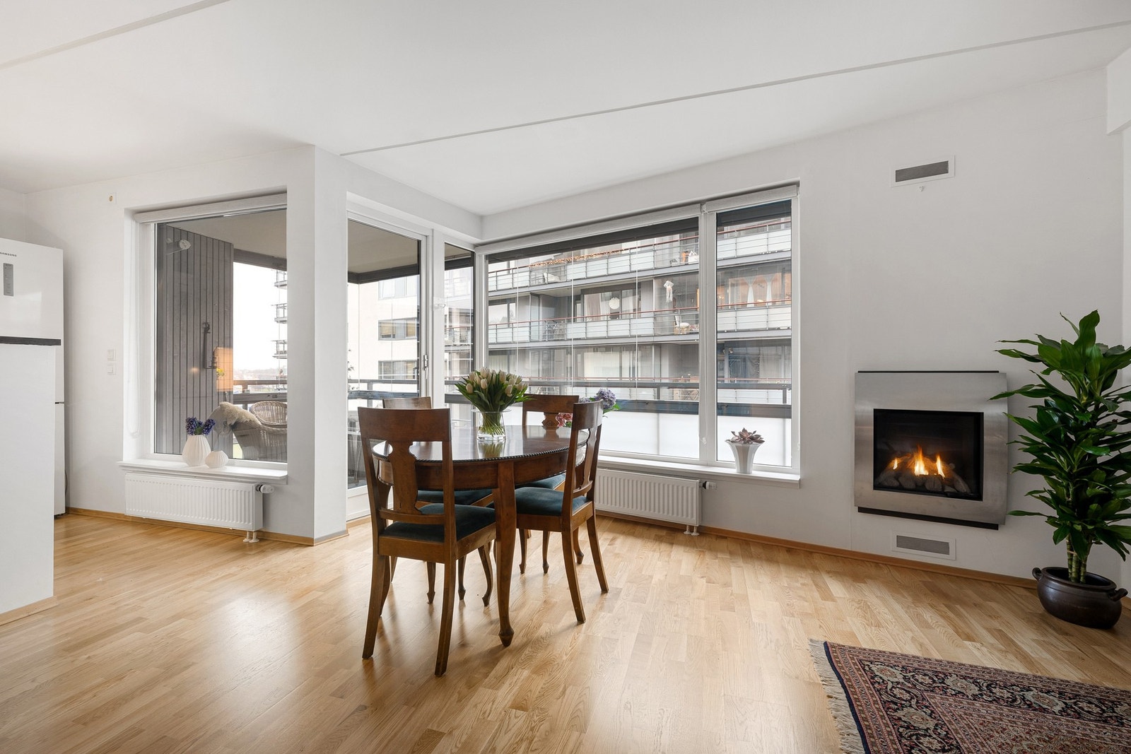 Store vindusflater slipper inn rikelig med naturlig lys og skaper en luftig romfølelse. Galleribilde