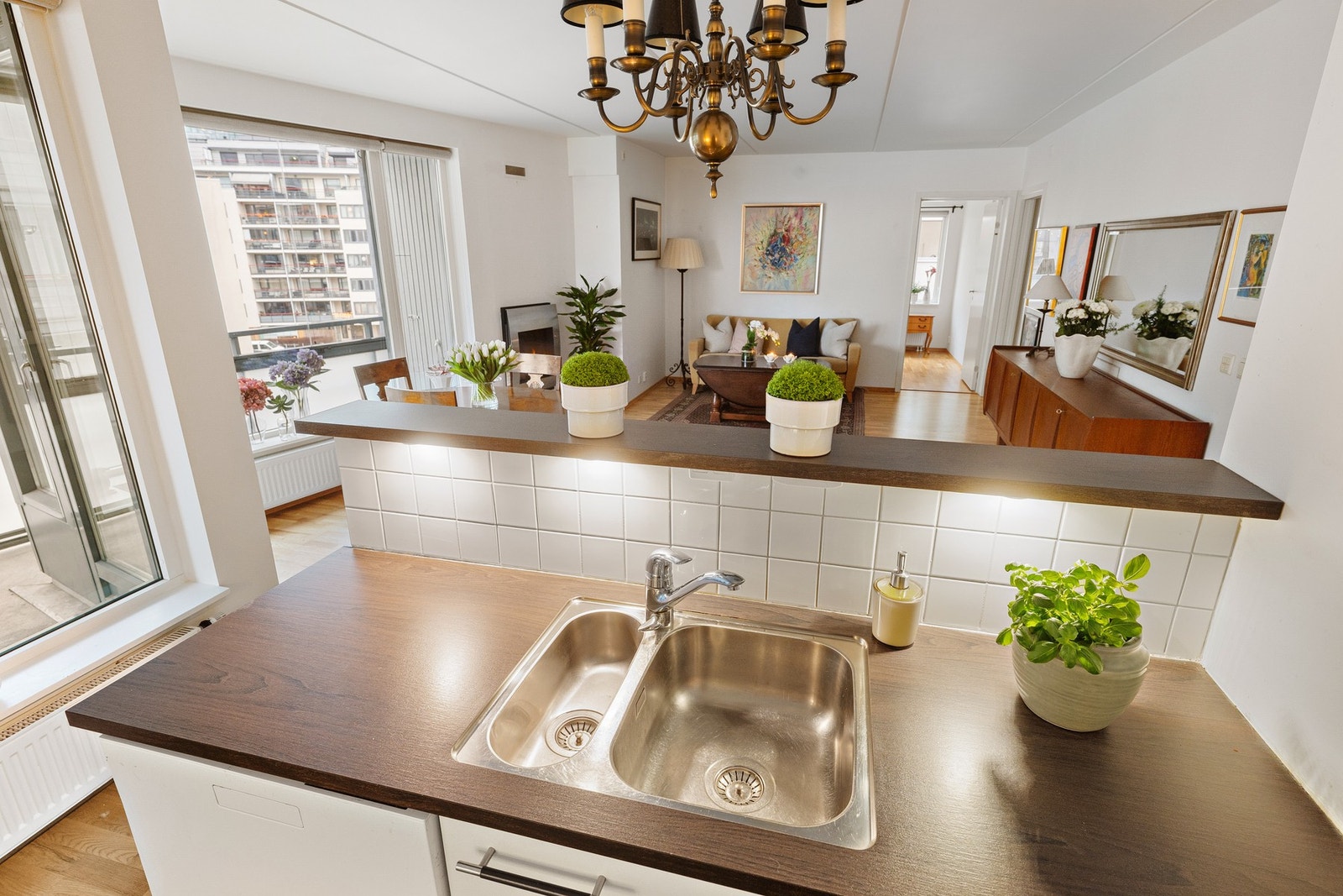 Kjøkkenet har god skap- og benkeplass, samt en halvøy som både fungerer som ekstra arbeidsflate og en naturlig romdeler mot stuen. Galleribilde