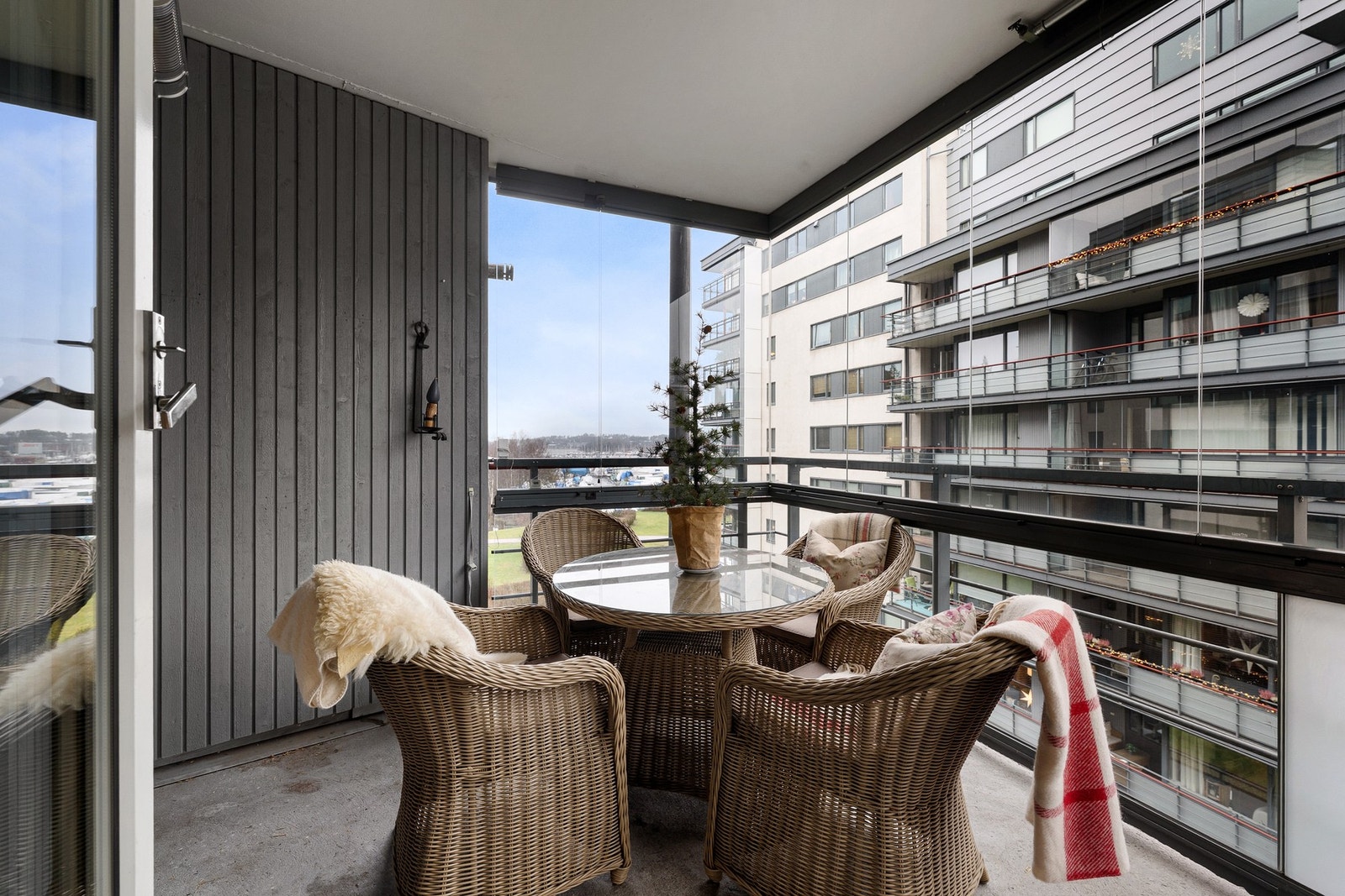 Her får du et lunt og skjermet uterom med gode møbleringsmuligheter, perfekt til både avslapning og sosiale sammenkomster. Galleribilde