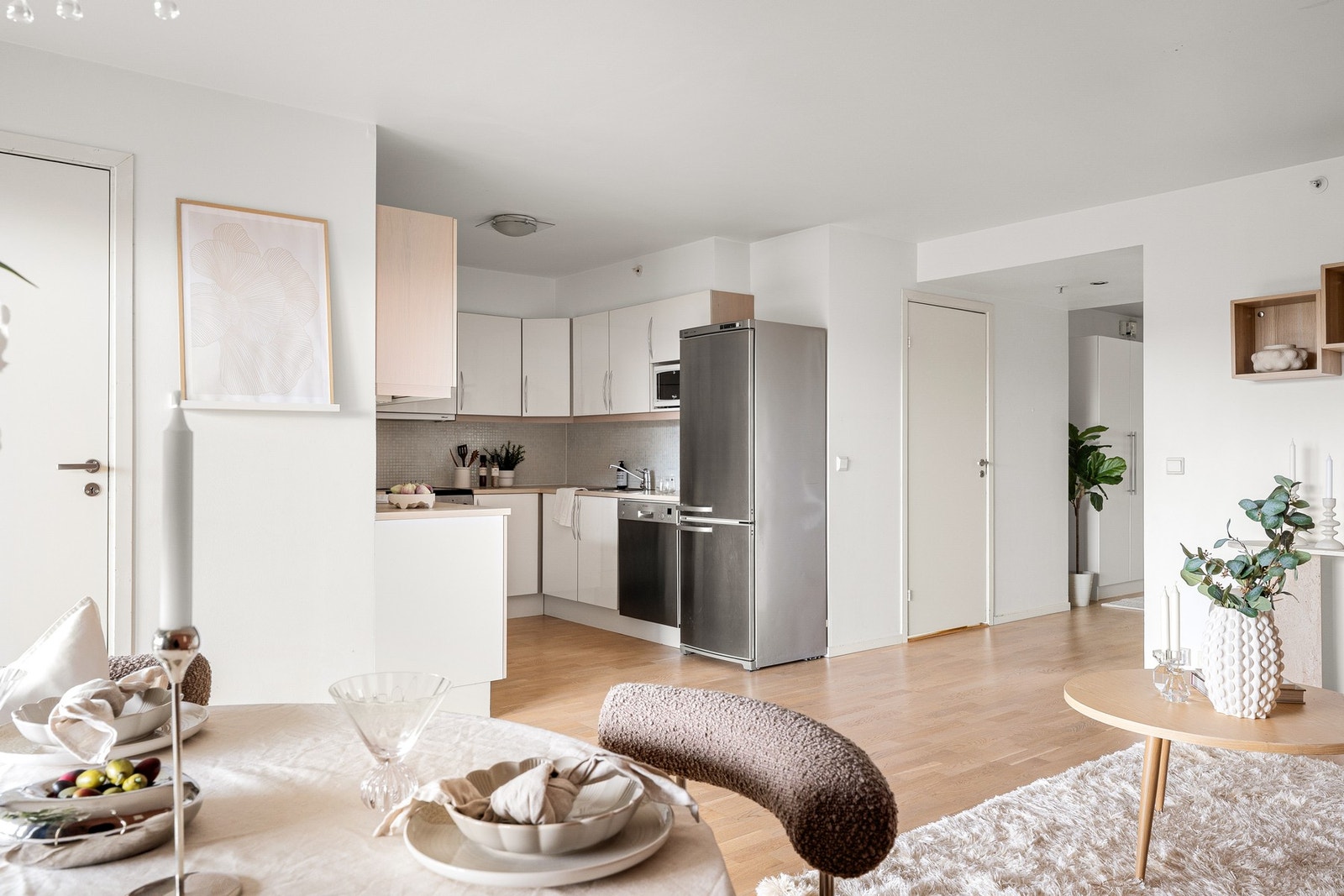 Kjøkken i åpen løsning mot stuen. Galleribilde