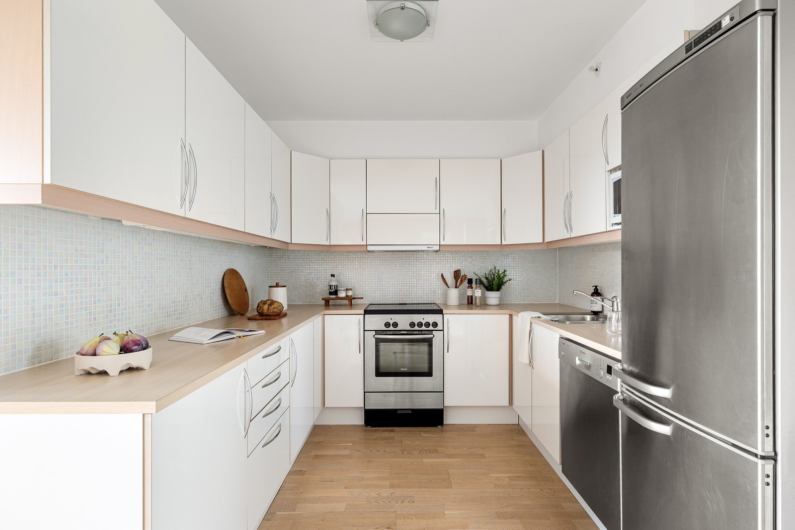 Kjøkkenet har også godt med skap - og benkeplass, samt delvis integrerte hvitevarer. Galleribilde