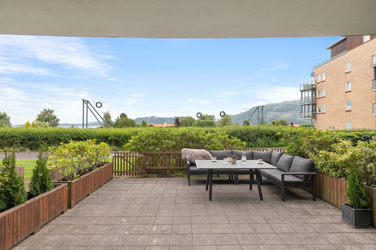 Kanskje det beste av alt - uteplassen! Her kan man masse plass etter ønske og behov. Her har man både utsikt, solforhold og mye areal! Galleribilde