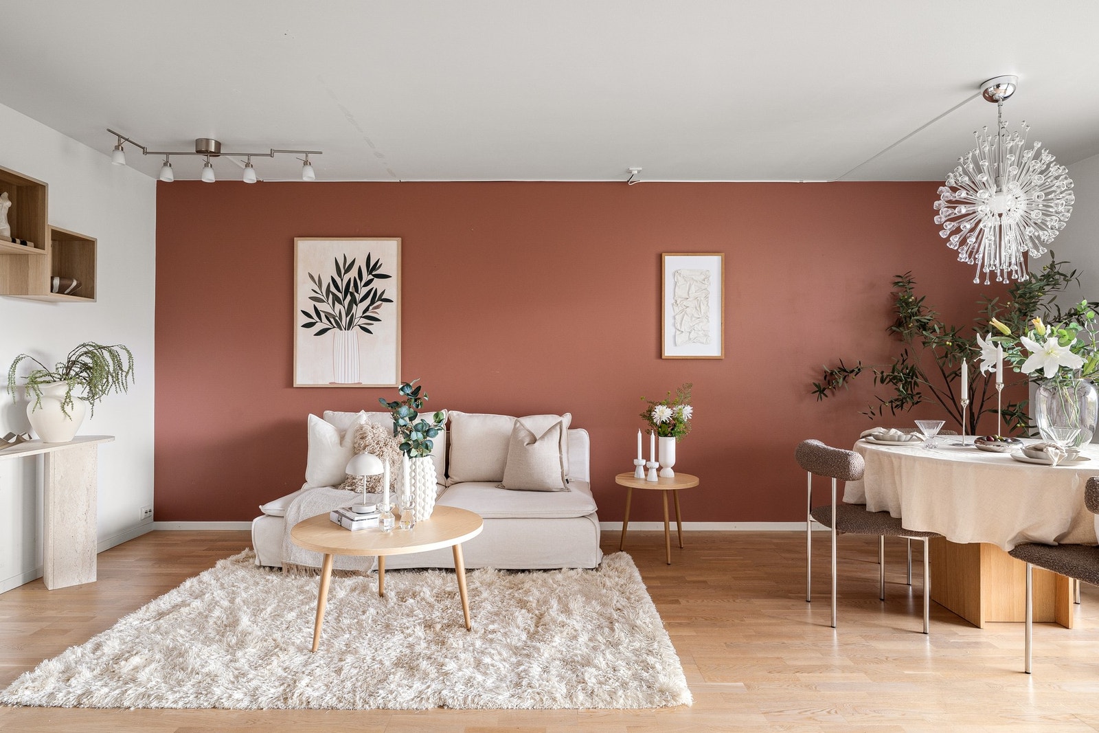 Stuen er av en slik utforming at man enkelt og naturlig får plass til både sofa - og spisegruppe. Galleribilde