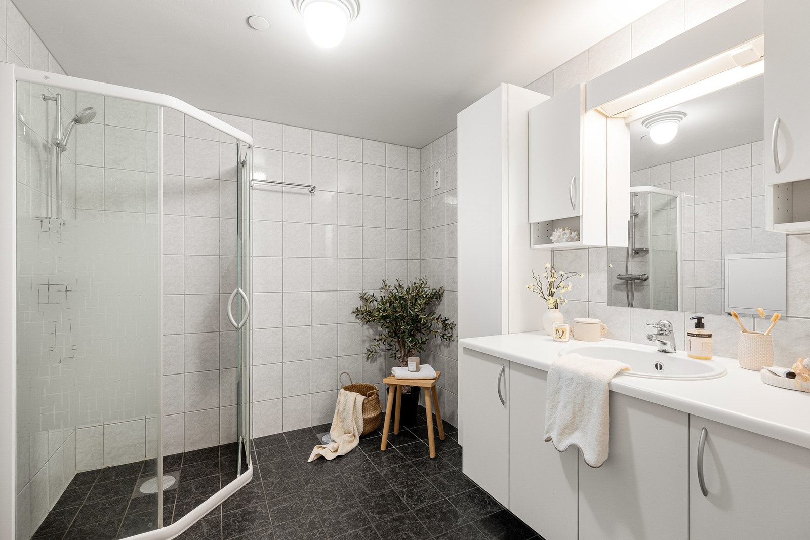 Baderommet er helfliset med dusjnisje, toalett, enkel servant og opplegg for vaskemaskin. Galleribilde