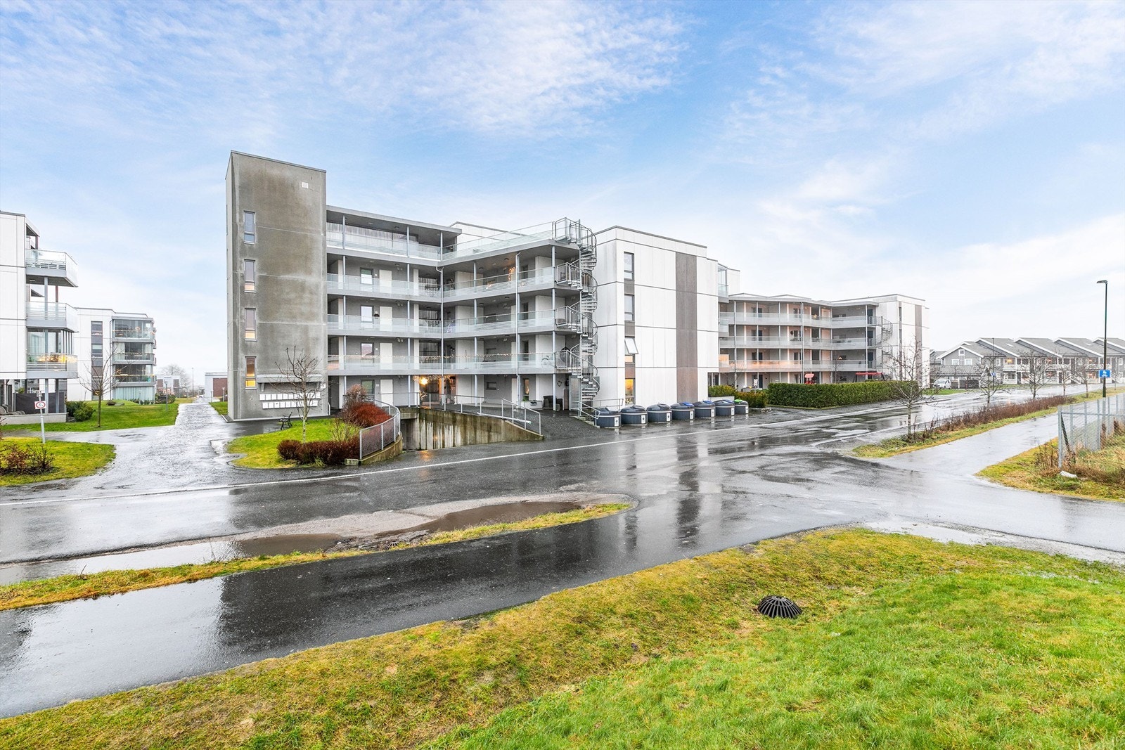 Garasjeanlegget har enkel inn- og utkjøring. Vårliveien foran blokken er blindgate og lite trafikkert. Galleribilde