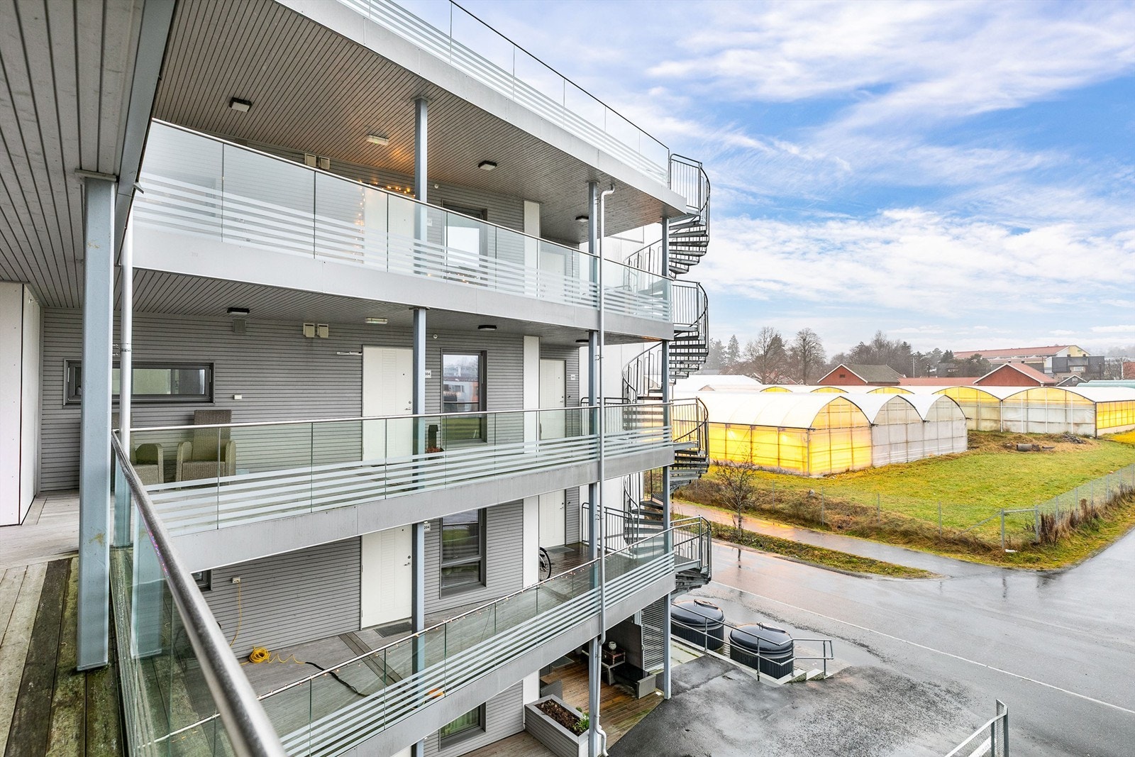 Heis i bygget gir enkel tilgang til alle etasjer, både fra hovedinngangen og fra garasjeanlegget. Galleribilde