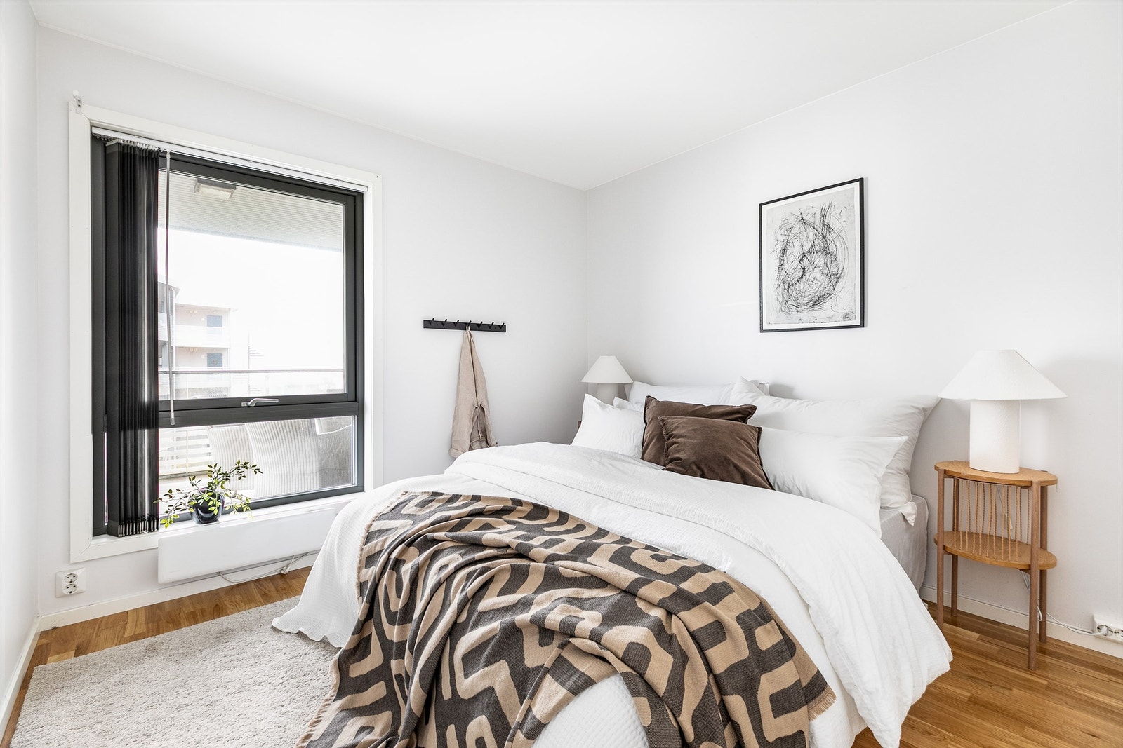 Soverom 1 er oppmålt til ca. 11 kvm. og innredet med garderobeskap som medfølger. Galleribilde