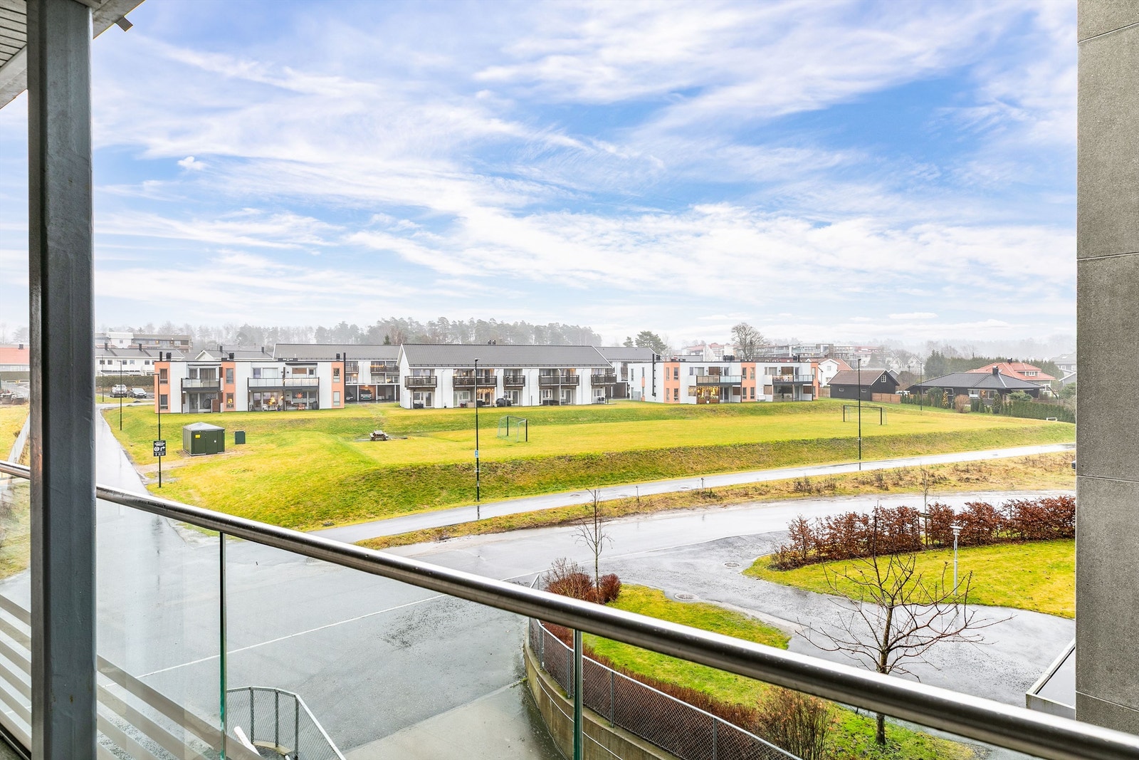 Utsyn fra svalgangen til det unge nabolaget rundt Vårliveien. Galleribilde