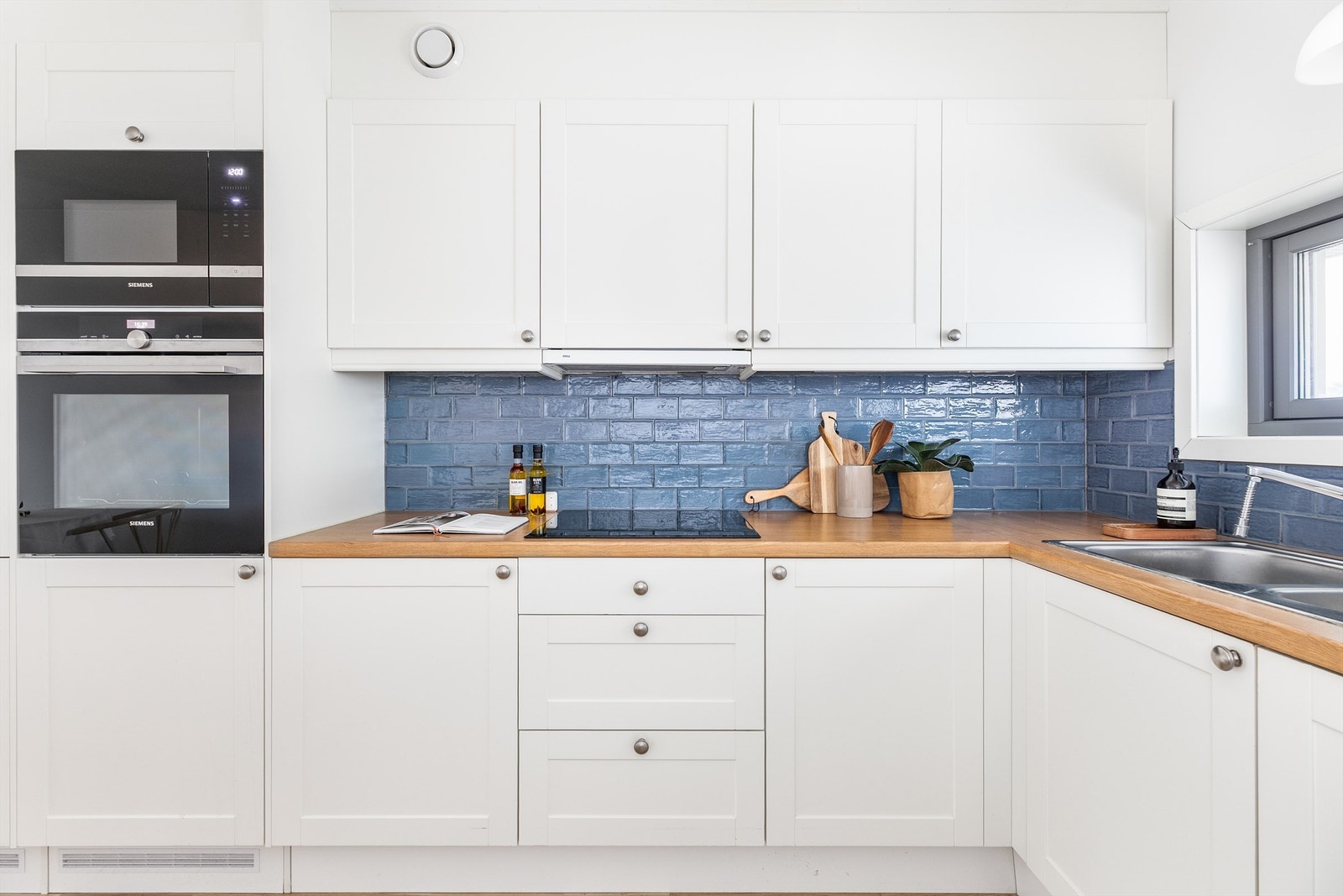 Kjøkkenets hvitevarer er alle integrert - stekeovnen i hendig arbeidshøyde. Komfyrvakt og automatisk lekkasjesikring er montert. Galleribilde