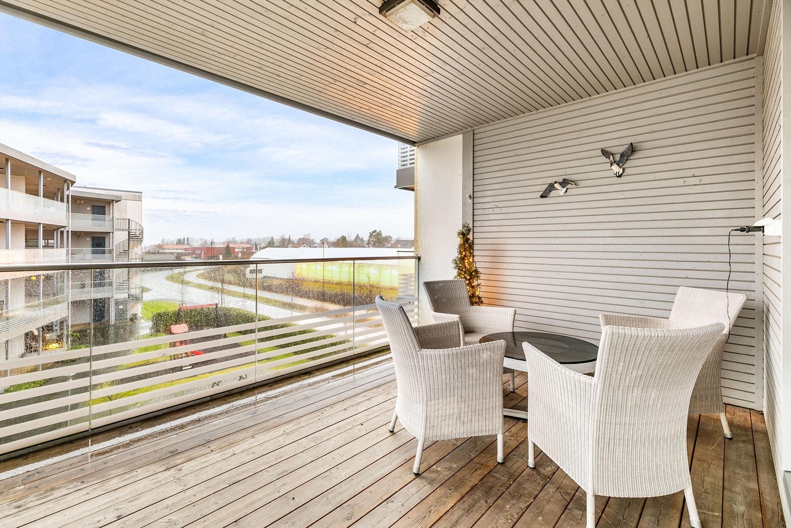 Leiligheten er gjennomgående i tredje etasje, med veranda på ca. 13 kvm. mot vest. Fotograf; Børge Oppegård. Galleribilde