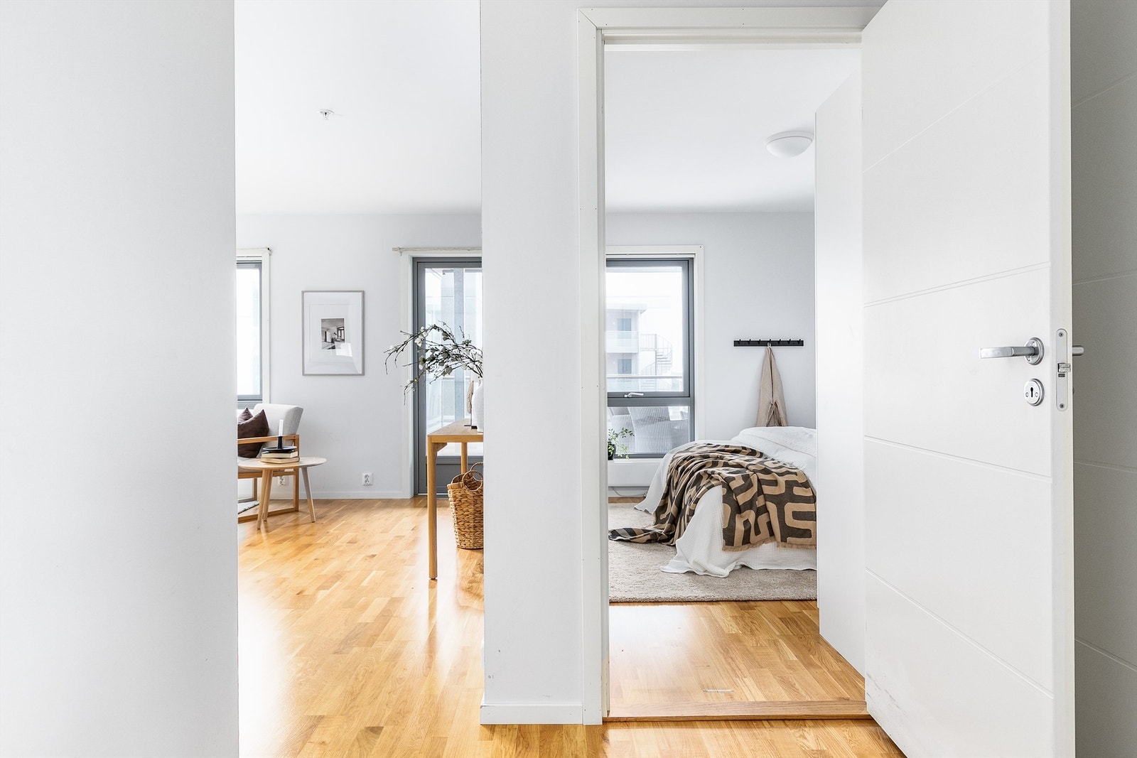 Soverommene er samlet omkring entreen/gangen, i praktisk nærhet av badet. Galleribilde