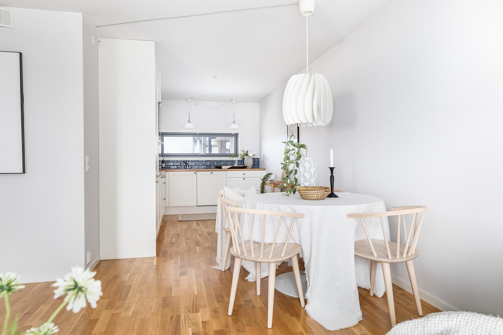 Romløsningen er effektiv og praktisk; stuen og kjøkkenet samlet i åpen løsning. Vindu i begge ender gir gode lysforhold dagen gjennom. Galleribilde