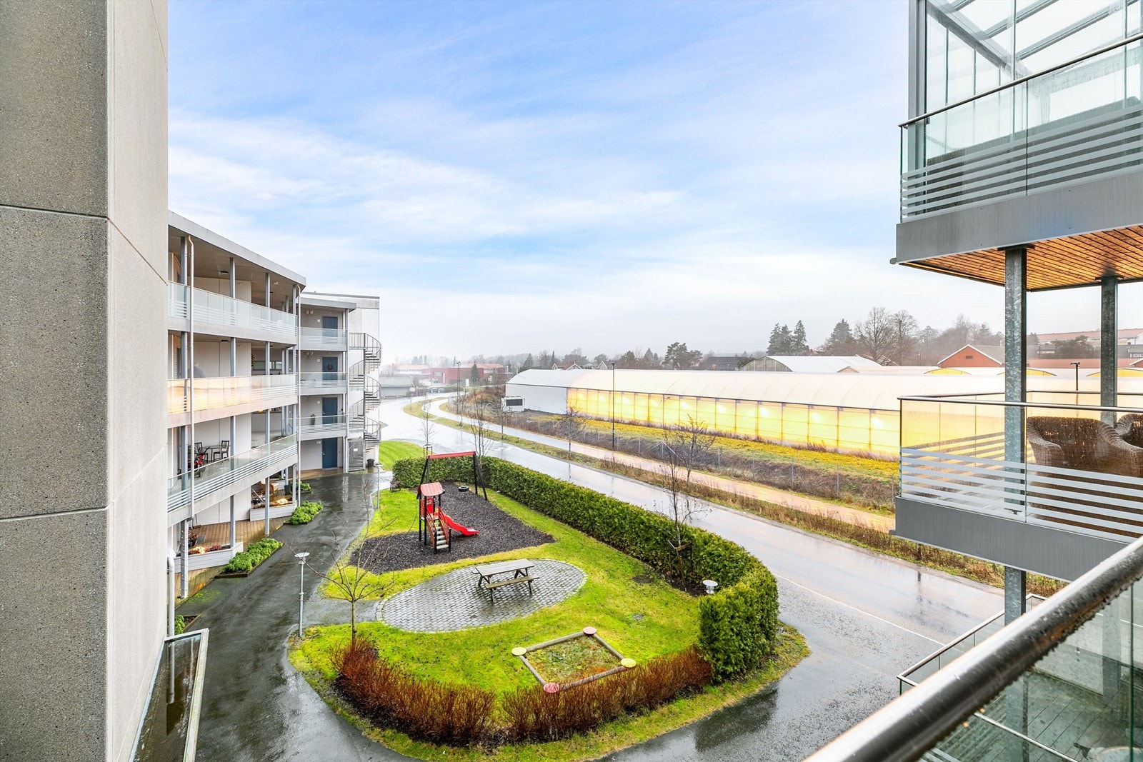 Høyden av tredje etasje sikrer et fint utsyn til omgivelsene fra verandaen. Fotograf; Børge Oppegård. Galleribilde