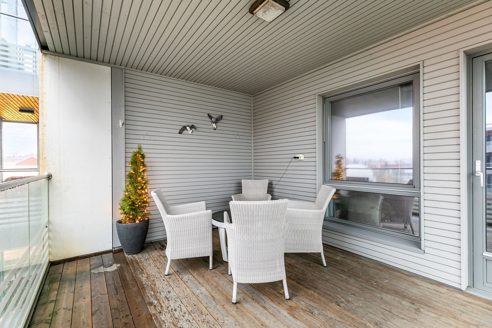 Sommerstid kan du få med deg ettermiddags-/kveldssolen i stille og private omgivelser på verandaen. Galleribilde