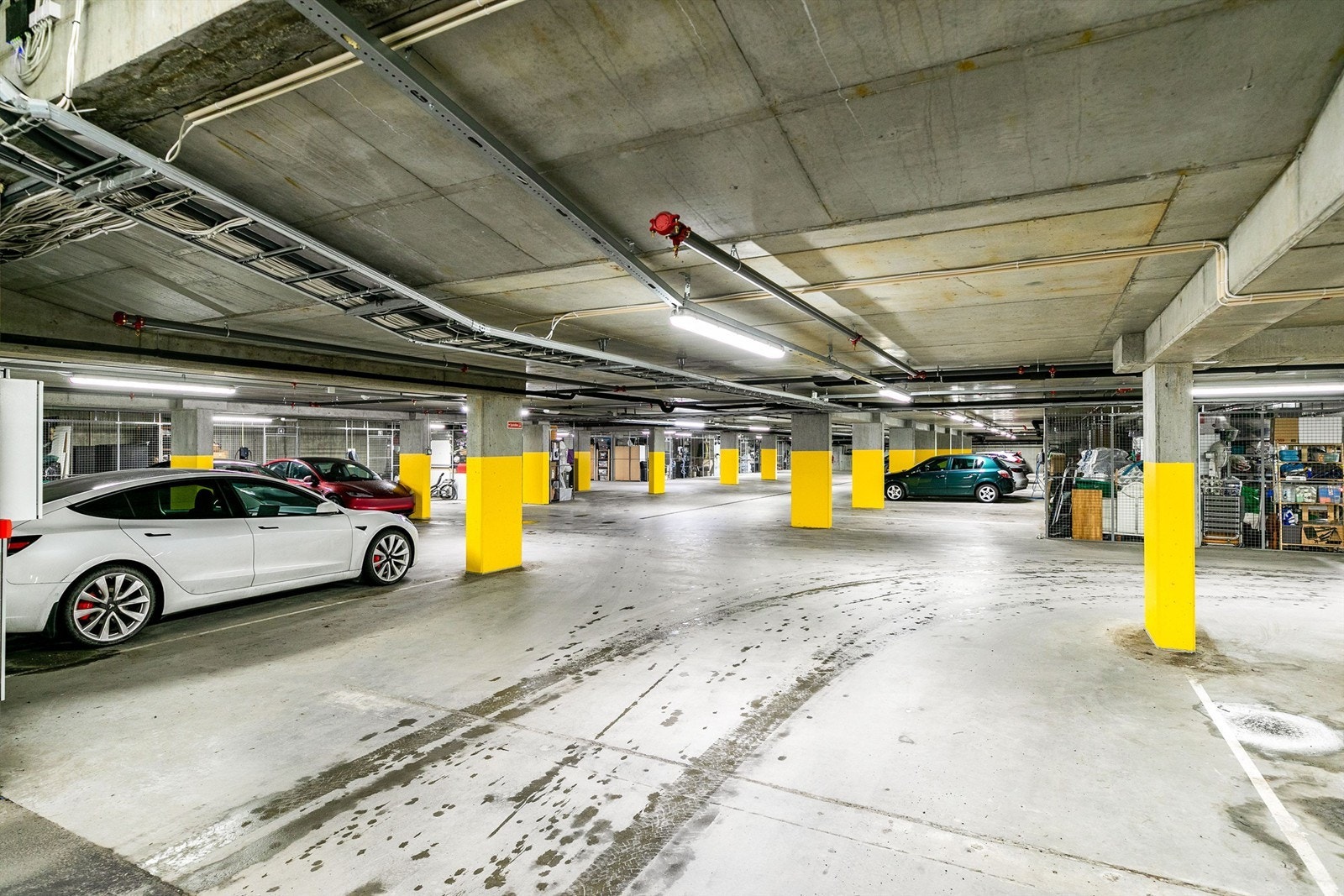 I garasjeanlegget under blokken disponerer leiligheten plass like innenfor porten. Garasjeporten åpnes automatisk med brikke. Galleribilde