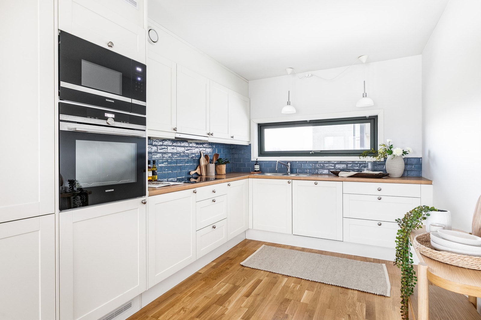 Kjøkkenets innredning er både stilsikker og bruksvennlig utformet. Galleribilde