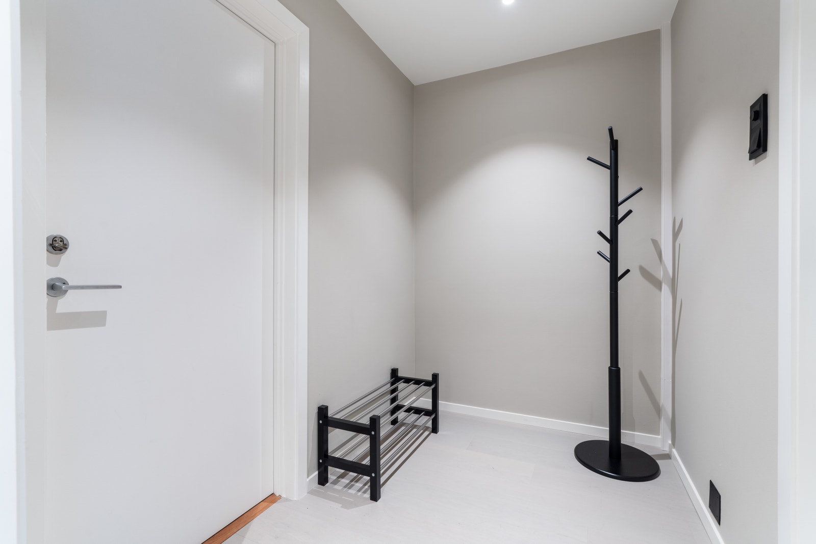 Lys og fin entre med plass til å henge fra seg jakker og sko. Galleribilde