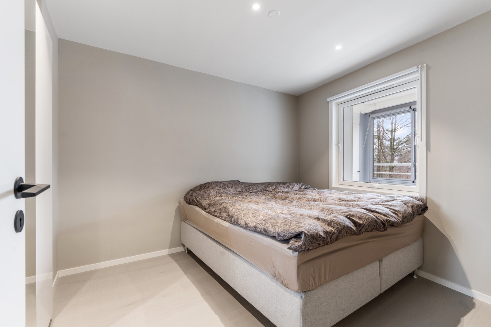 Soverom 1. Pent og lyst soverom med spotter i taket. Galleribilde