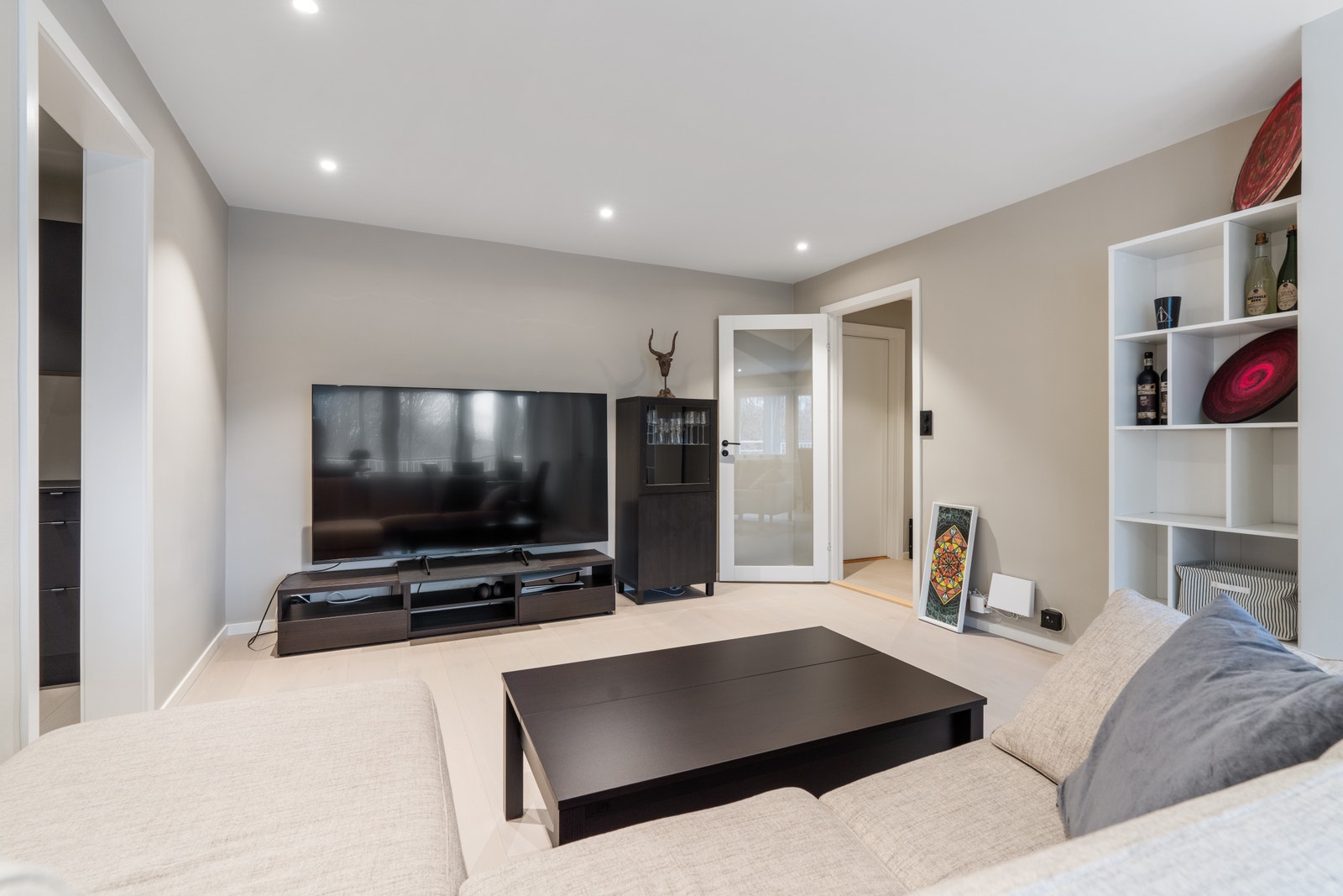 Stuen er malt i lyse moderne farger. Galleribilde