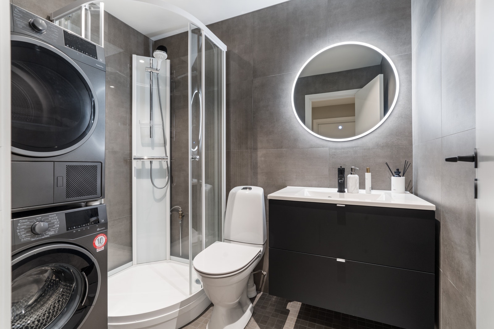 Moderne og pent baderom med fliser på både gulv og vegger. Badet har også opplegg til vaskemaskin. Galleribilde