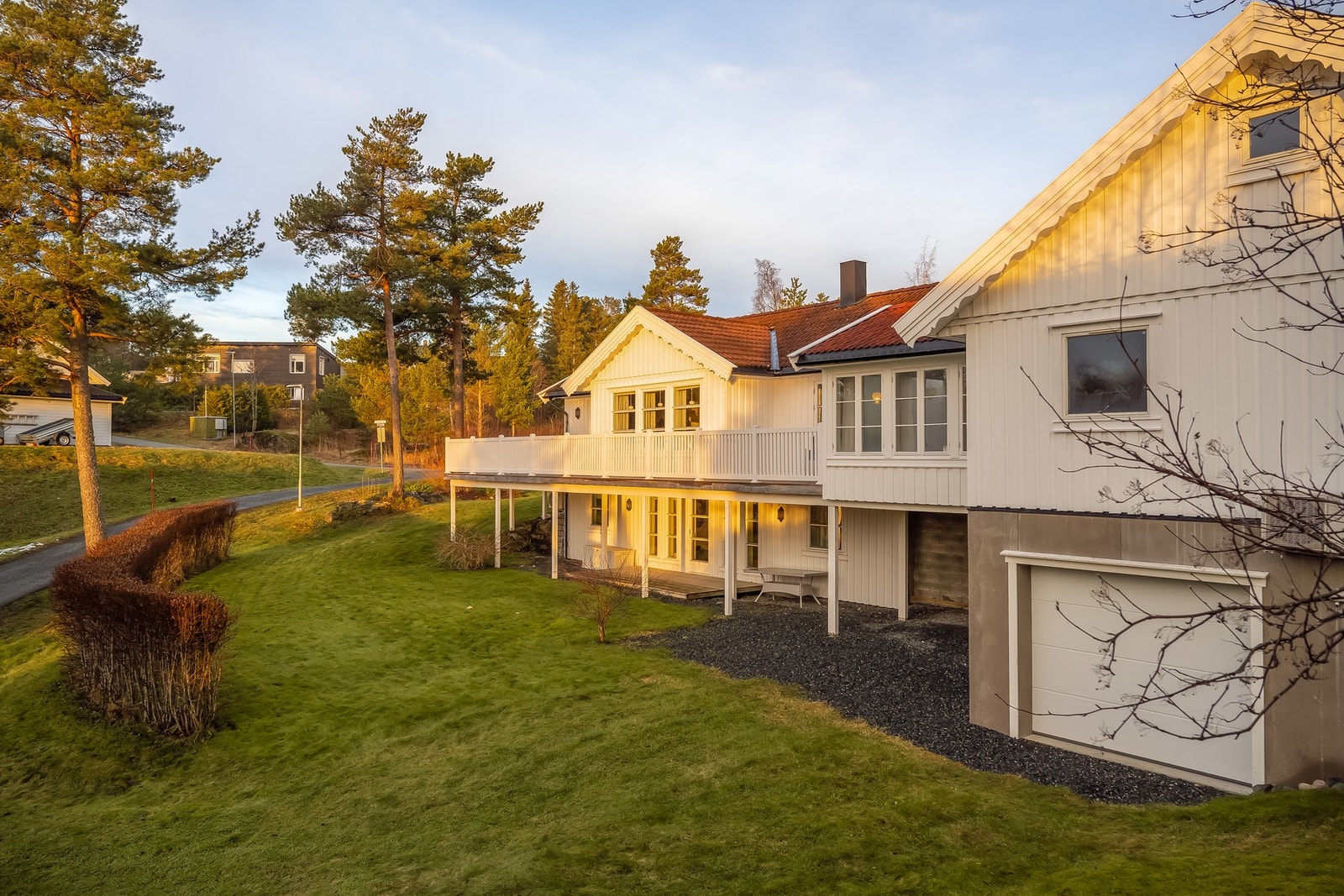 1,2 mål tomt med flott opparbeidet uteområde. Galleribilde