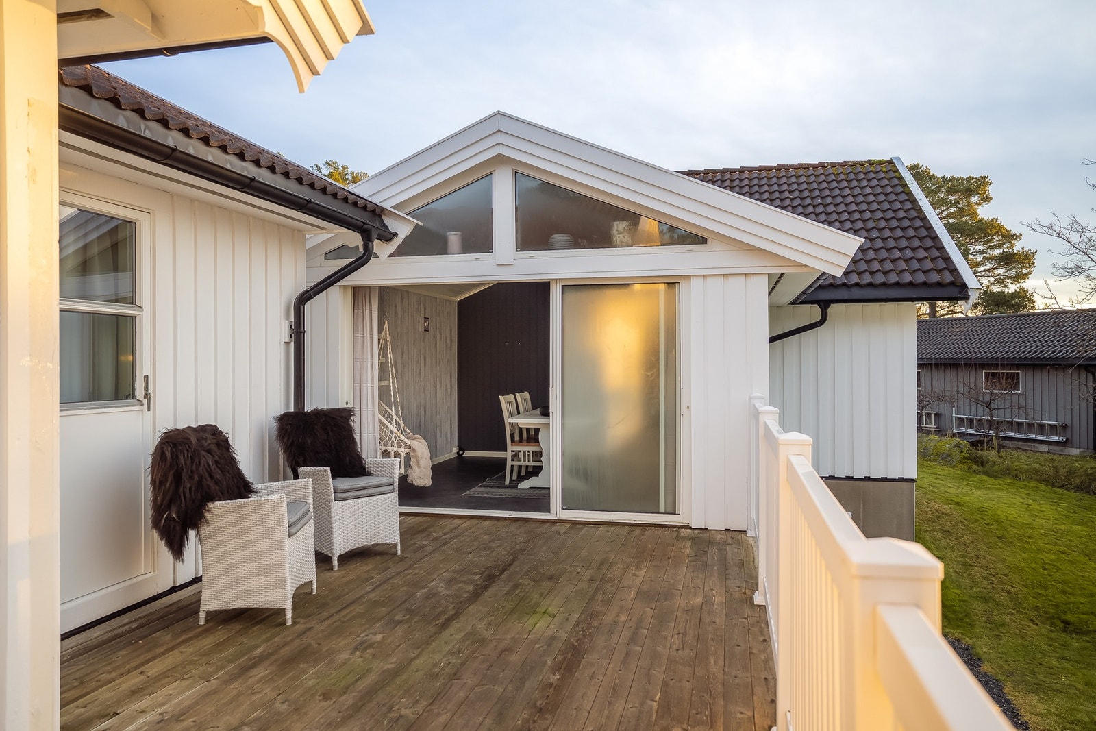 Fra verandaen har du adgang til sommerstuen. hvor det er god plass til å innrede etter ønske og behov. Galleribilde