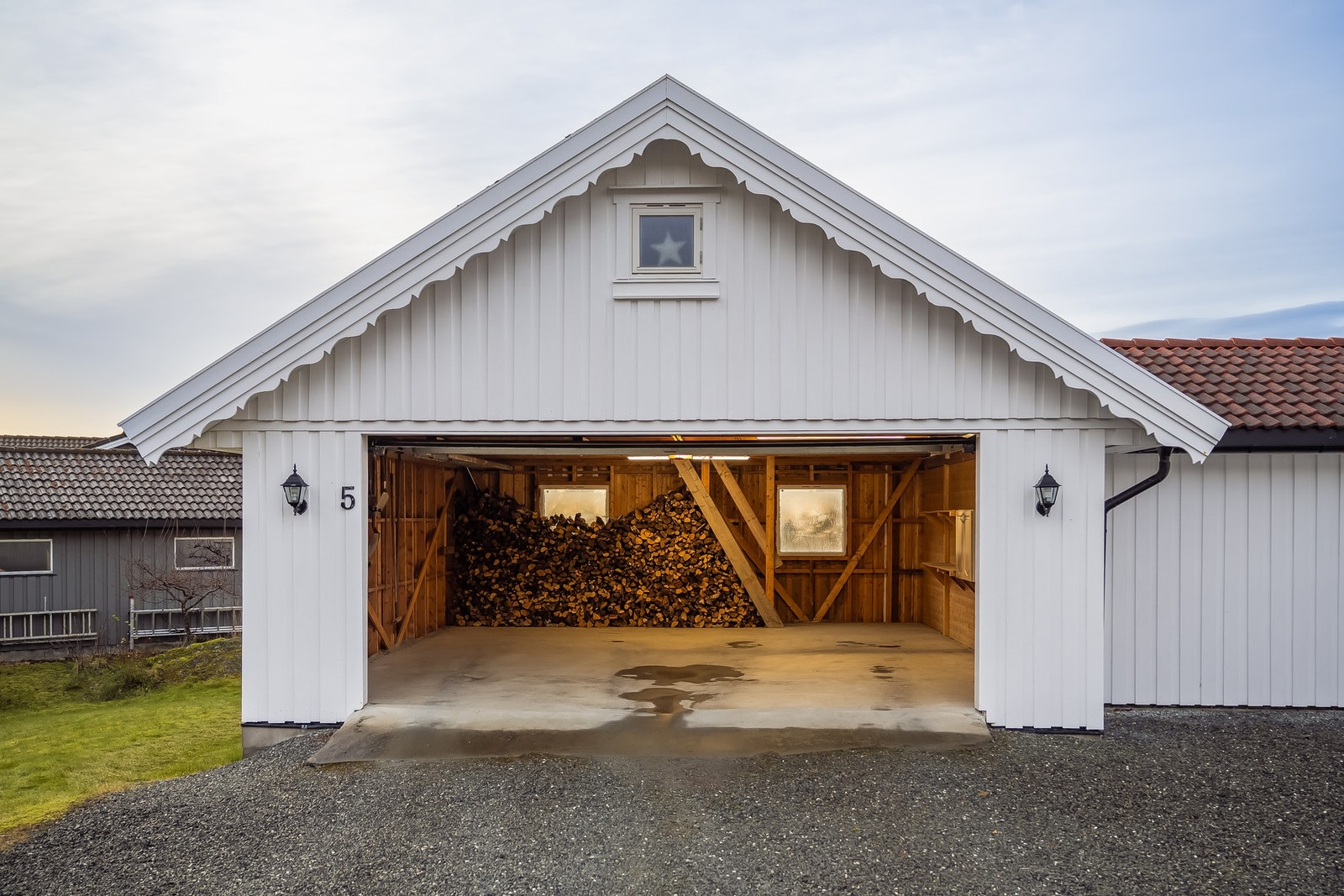 Like utenfor har du tilgang til romslig dobbelgarasje bygd i 2008. I garasjen er det er etablert elbillader fra Zaptec (2025). Galleribilde