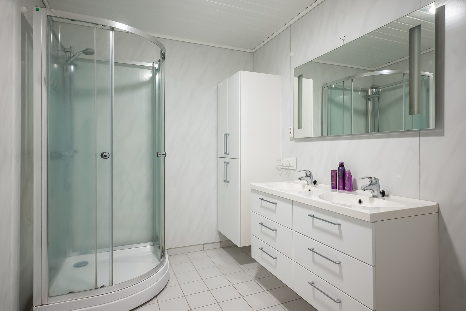 Badet er på 6,5 kvm og har flislagt gulv med varmekabler. Galleribilde