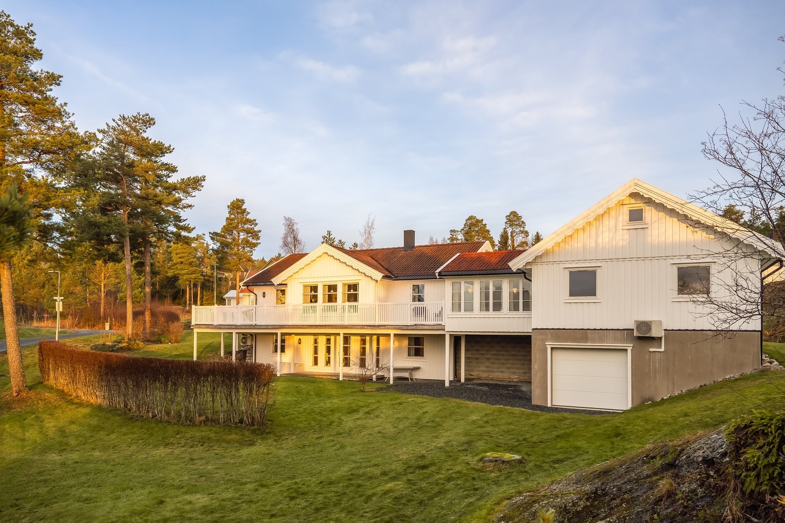 Store uteområder, og under garasjen har man et innredet hobbyrom på hele 44 kvm, med inngang via dør eller port. Galleribilde