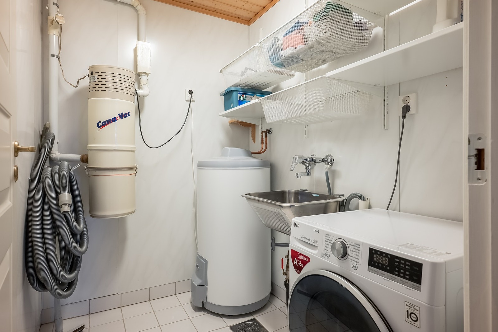 Vaskerommet ligger vegg i vegg med badet. Her har man fliser på gulv og våtromspanel på vegger. Opplegg for vaskemaskin. Galleribilde