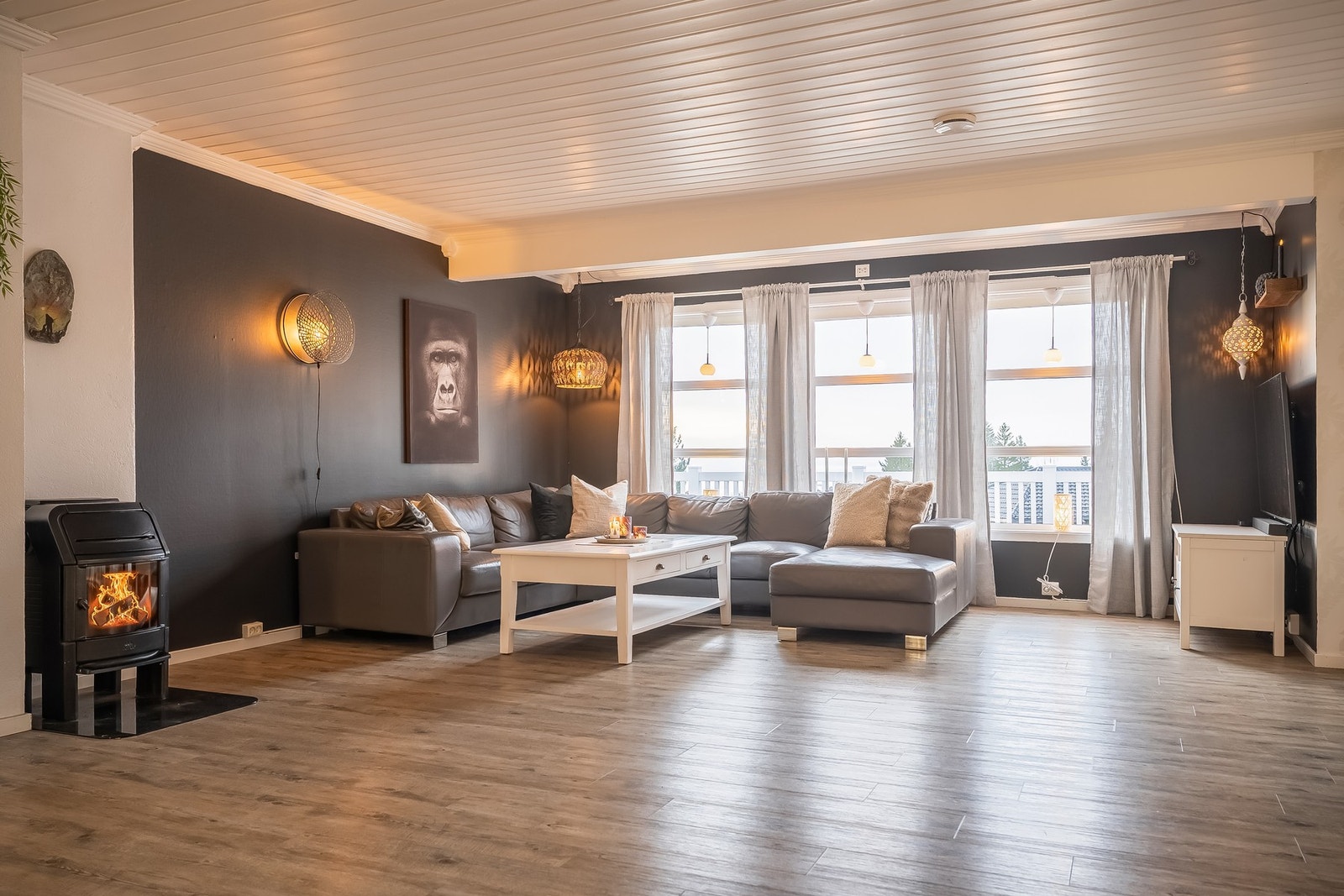 Stue og kjøkken måles til 64,4 kvm. Stuen varmes opp både elektrisk og via vedovn og varmepumpe. Galleribilde