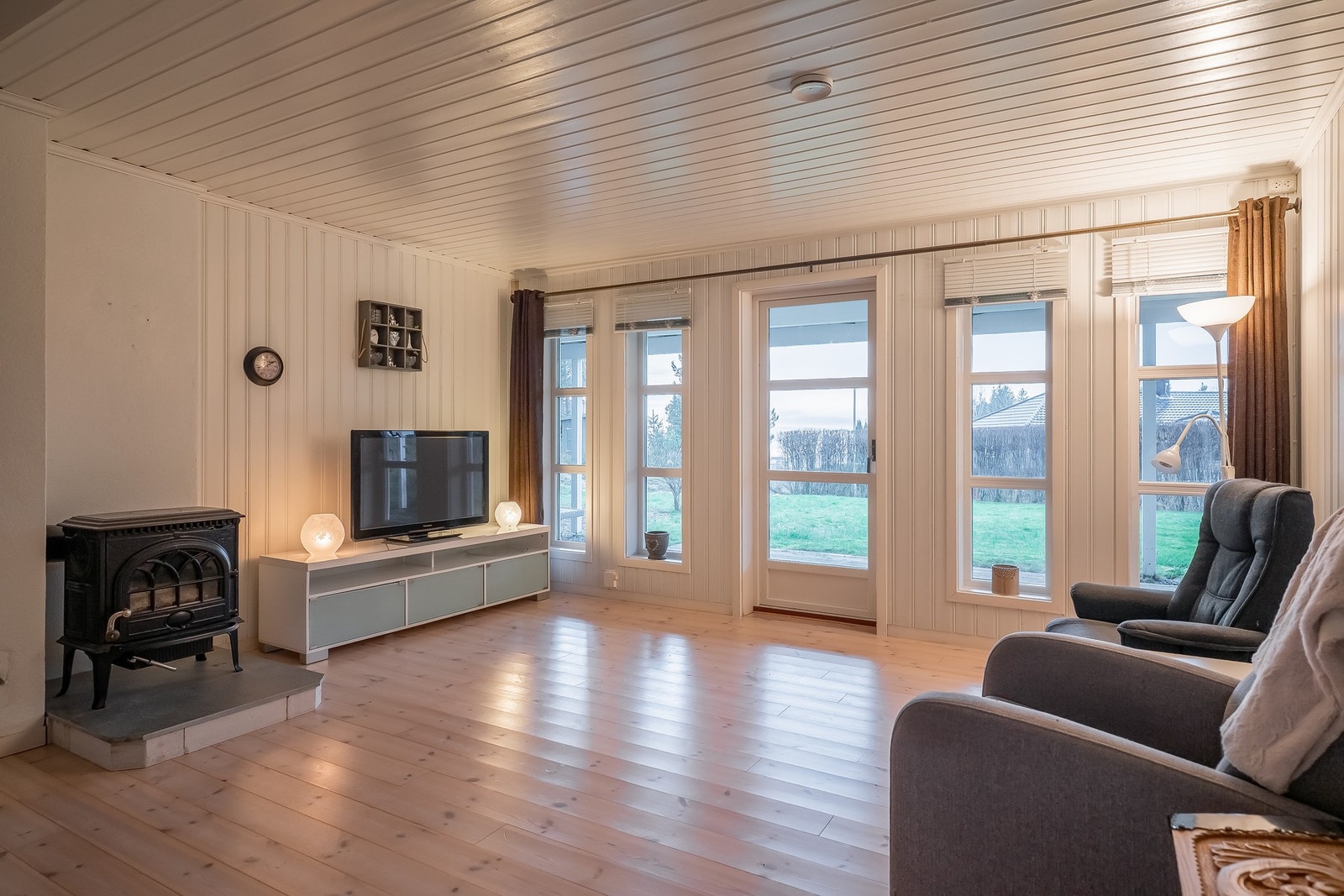 2 boder i sokkeletasjen, disse er på hhv 10 kvm og 3,8 kvm. Fra stuen har du direkte adgang til terrasse og uteområde Galleribilde