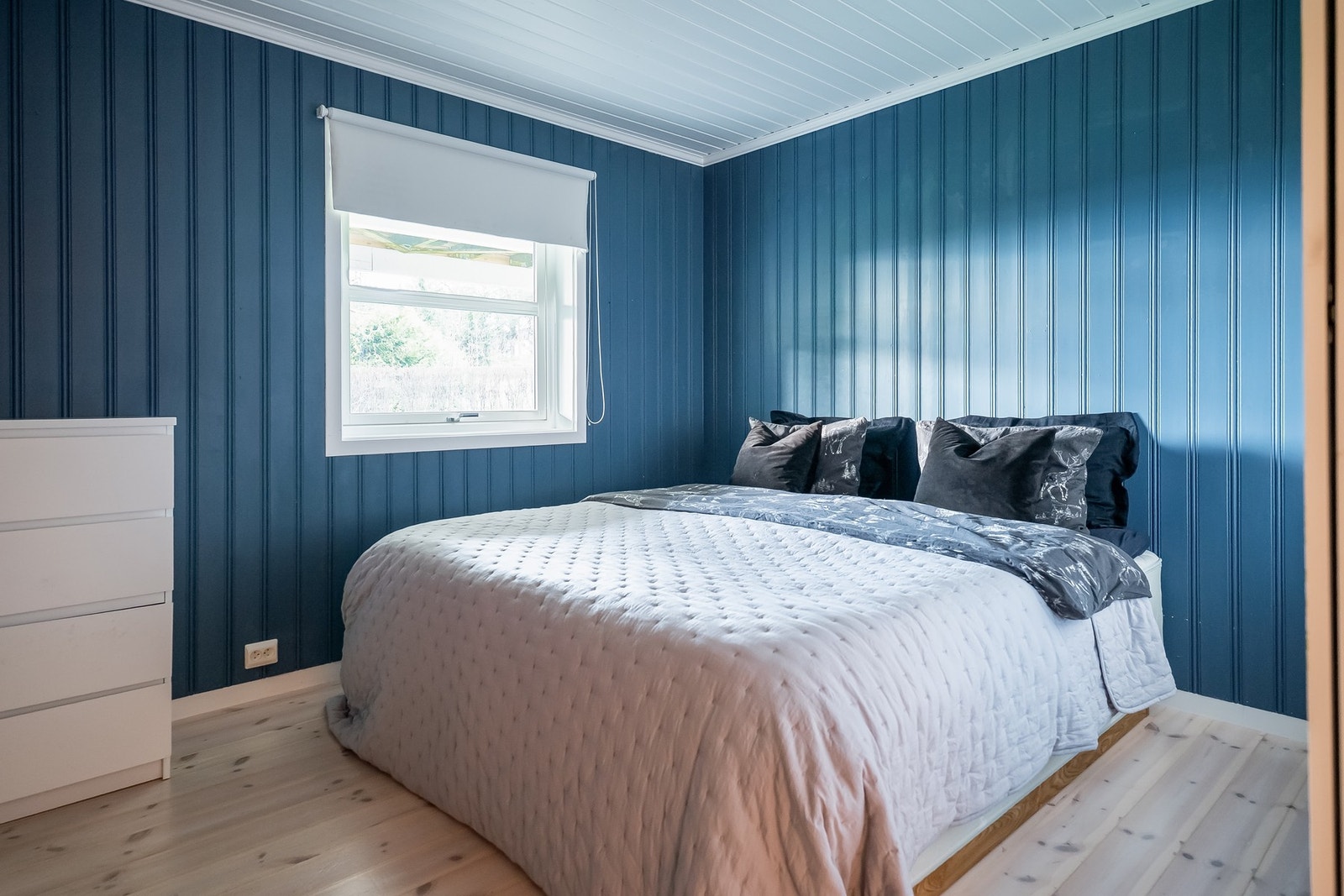 Boligens sokkeletasje har 2 romslige soverom på hhv. 11,6 kvm og 11,4 kvm. Galleribilde