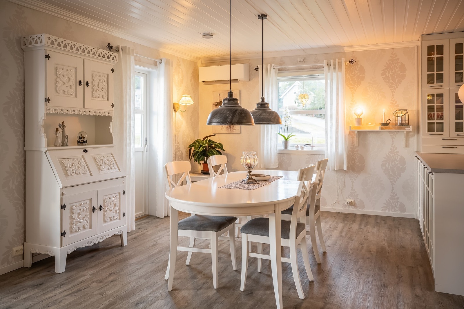 Fra stuen har du direkte adgang til vestvendt veranda på 40 kvm. Galleribilde