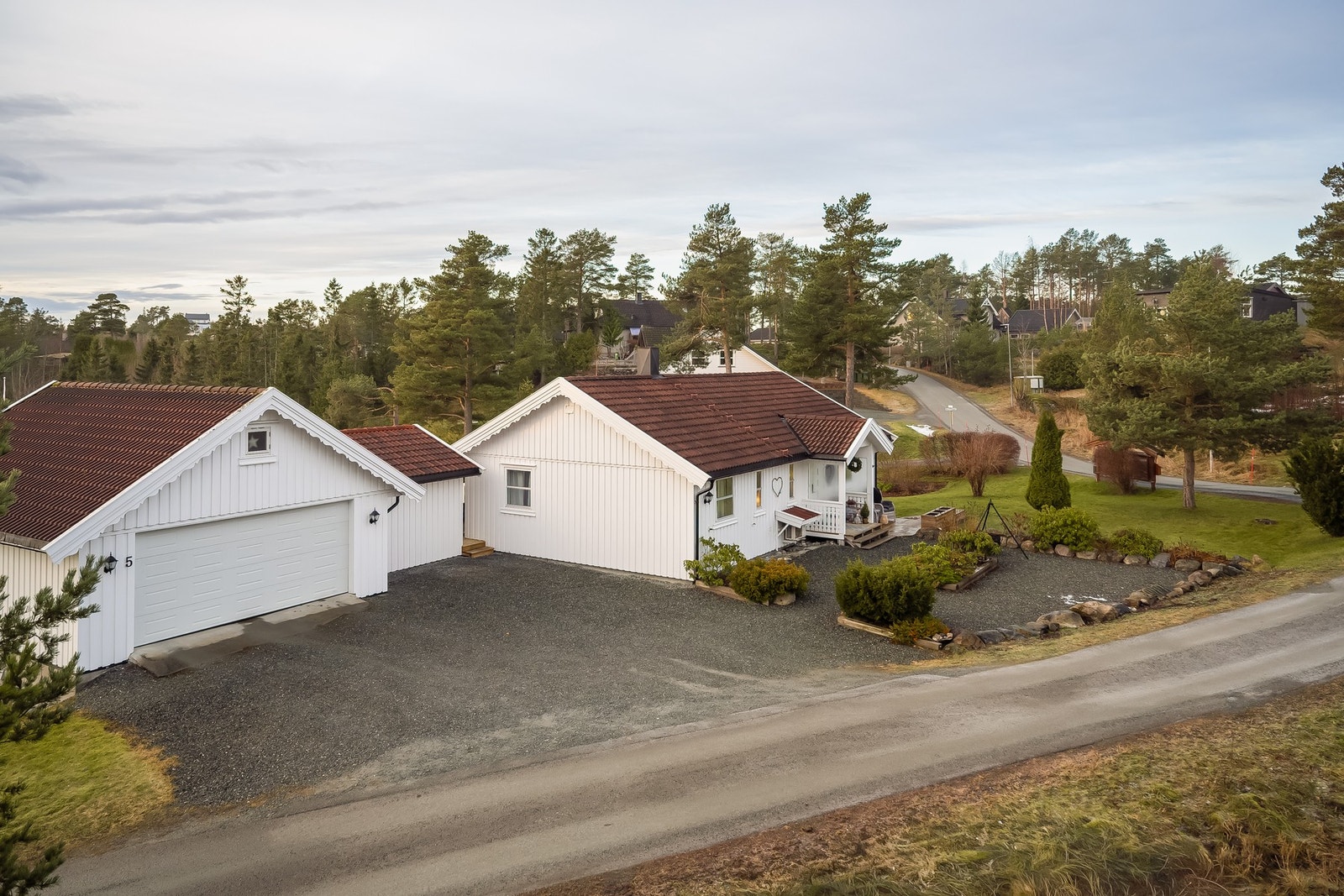 Boligen ligger på Skogbrynet som ligger ca.1 km fra Frosta sentrum, hvor du har flere fasiliteter. Her finnes dagligvare, apotek, frisør og café. I sentrum finner du Magnushallen som byr på ulike kulturarrangement. Galleribilde